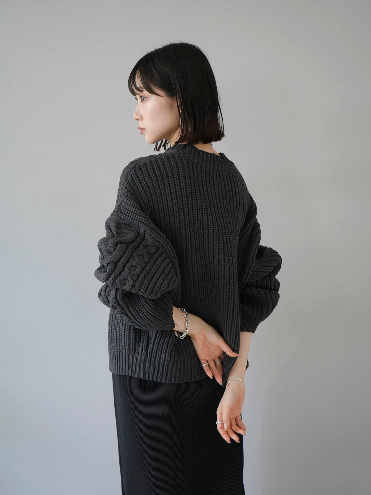 予約]ミックスケーブルポリエステルニットプルオーバー/スモーク