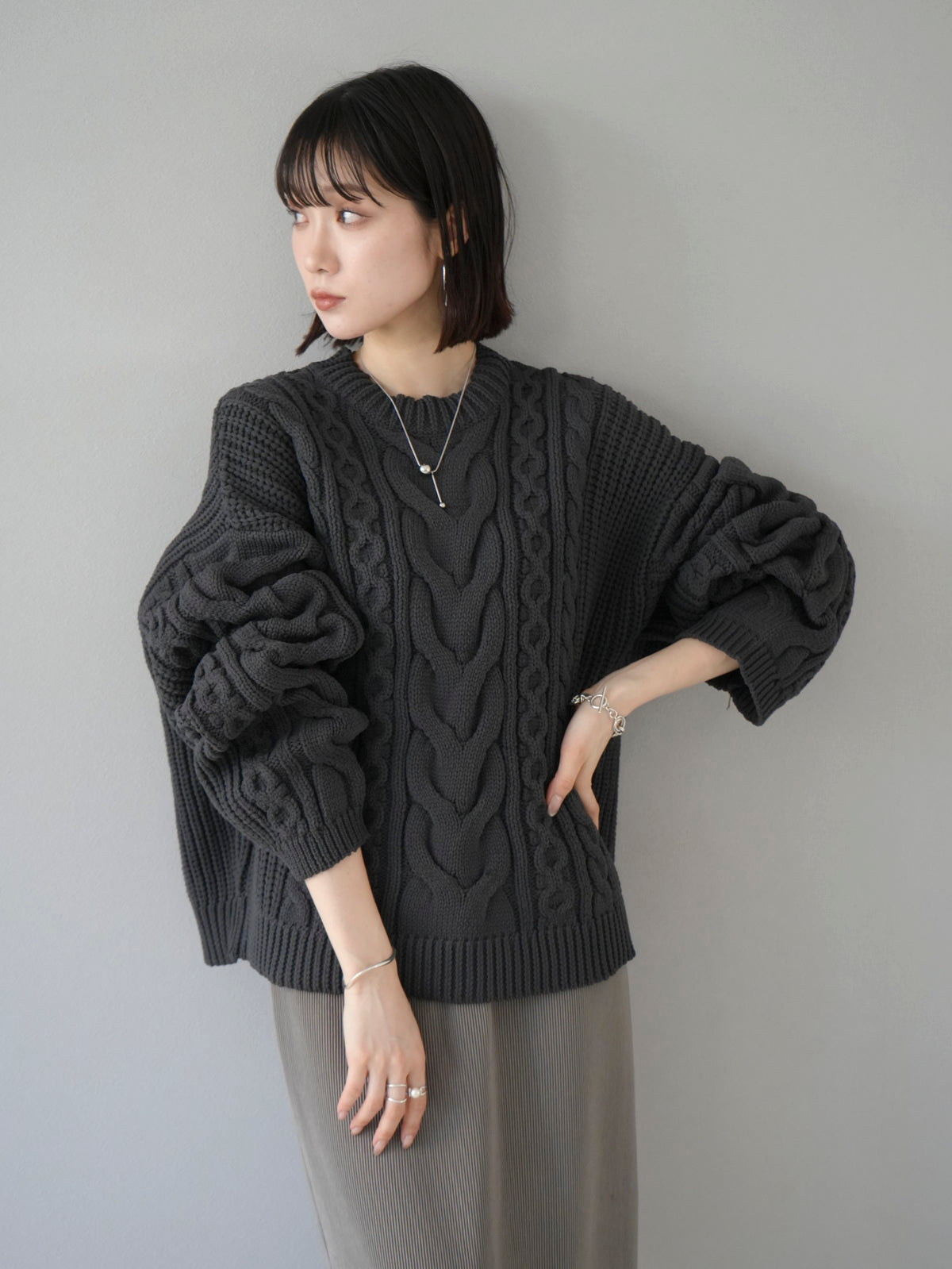 予約]ミックスケーブルポリエステルニットプルオーバー/スモーク