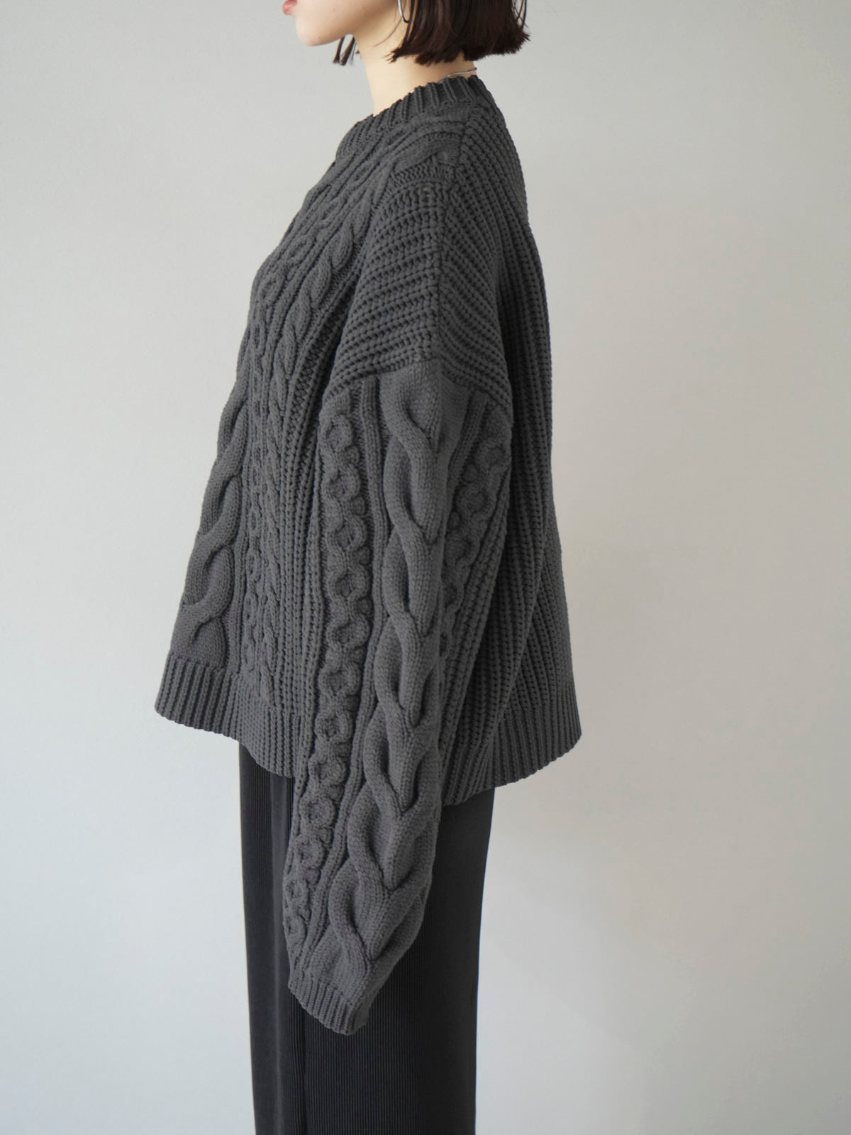 予約]ミックスケーブルポリエステルニットプルオーバー/スモーク