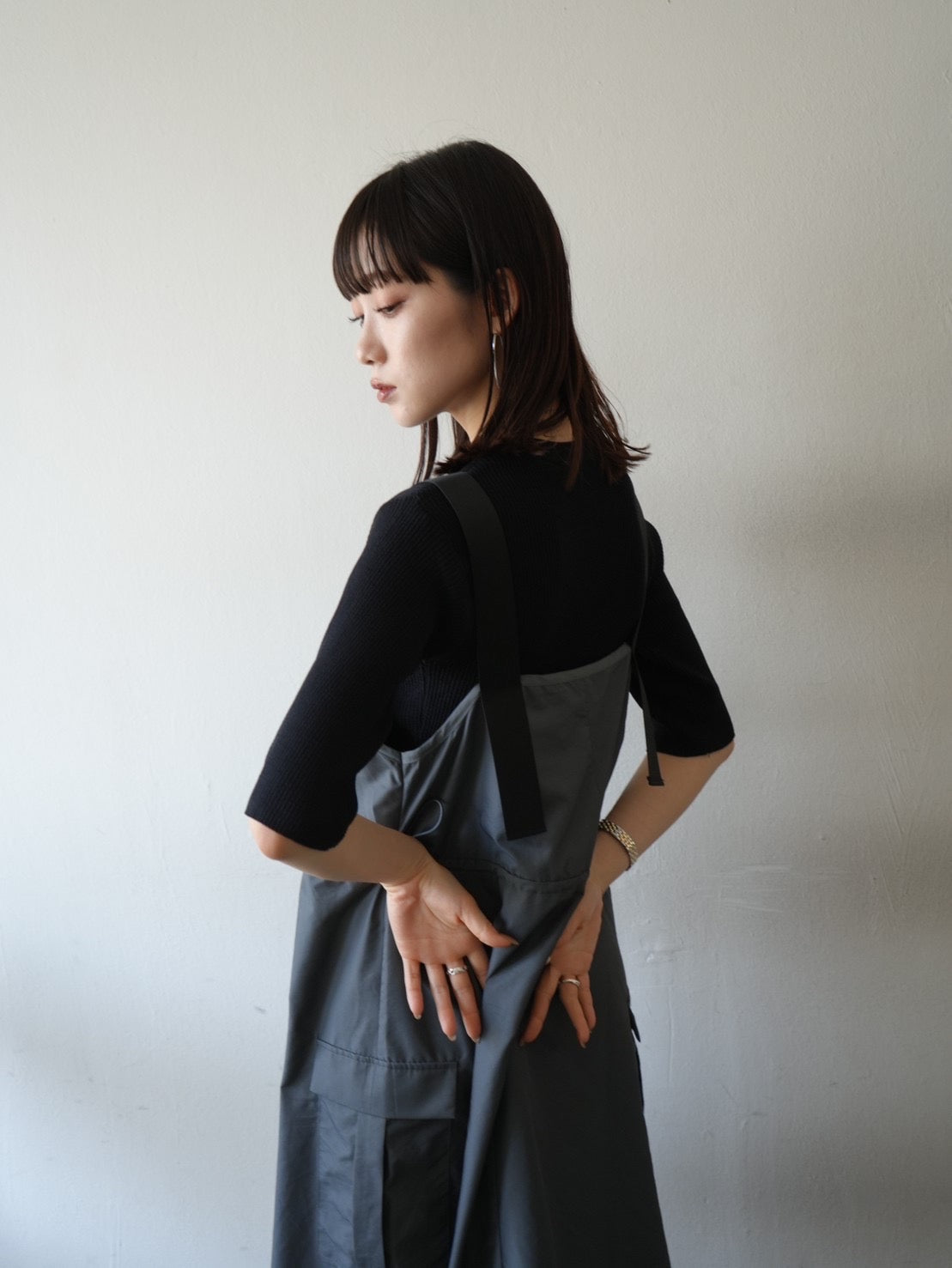 予約]ナイロンウエストギャザーワンピース/チャコール – Lumier