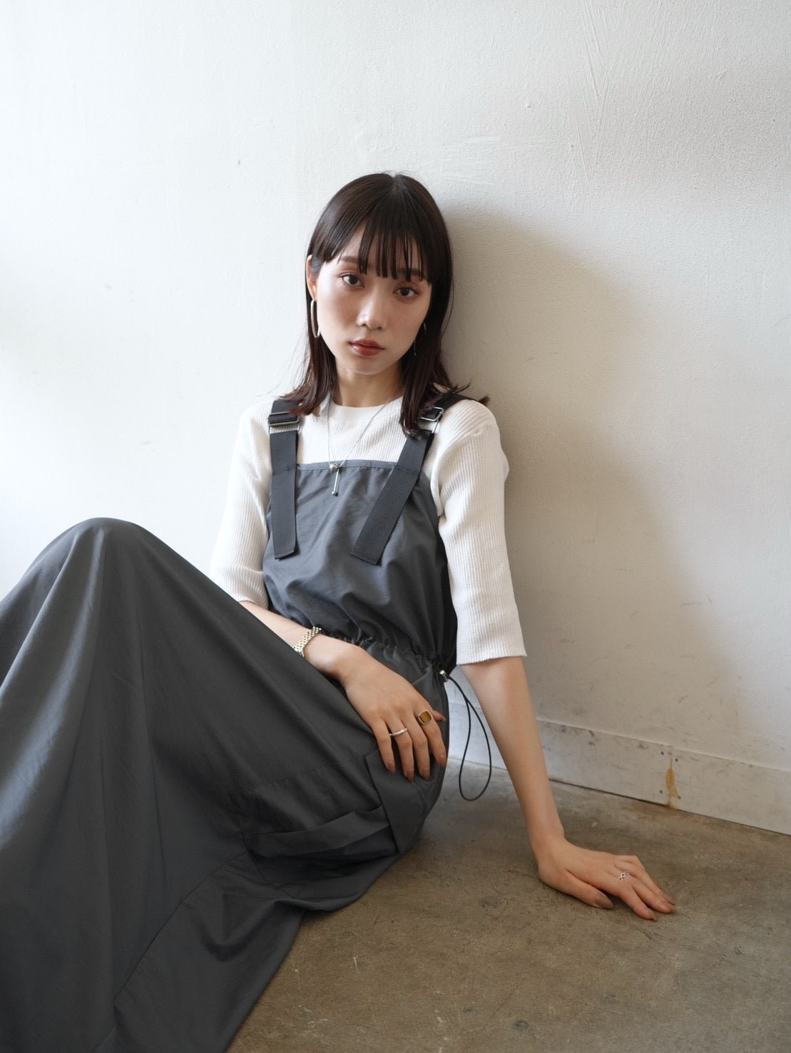 予約]ナイロンウエストギャザーワンピース/チャコール – Lumier