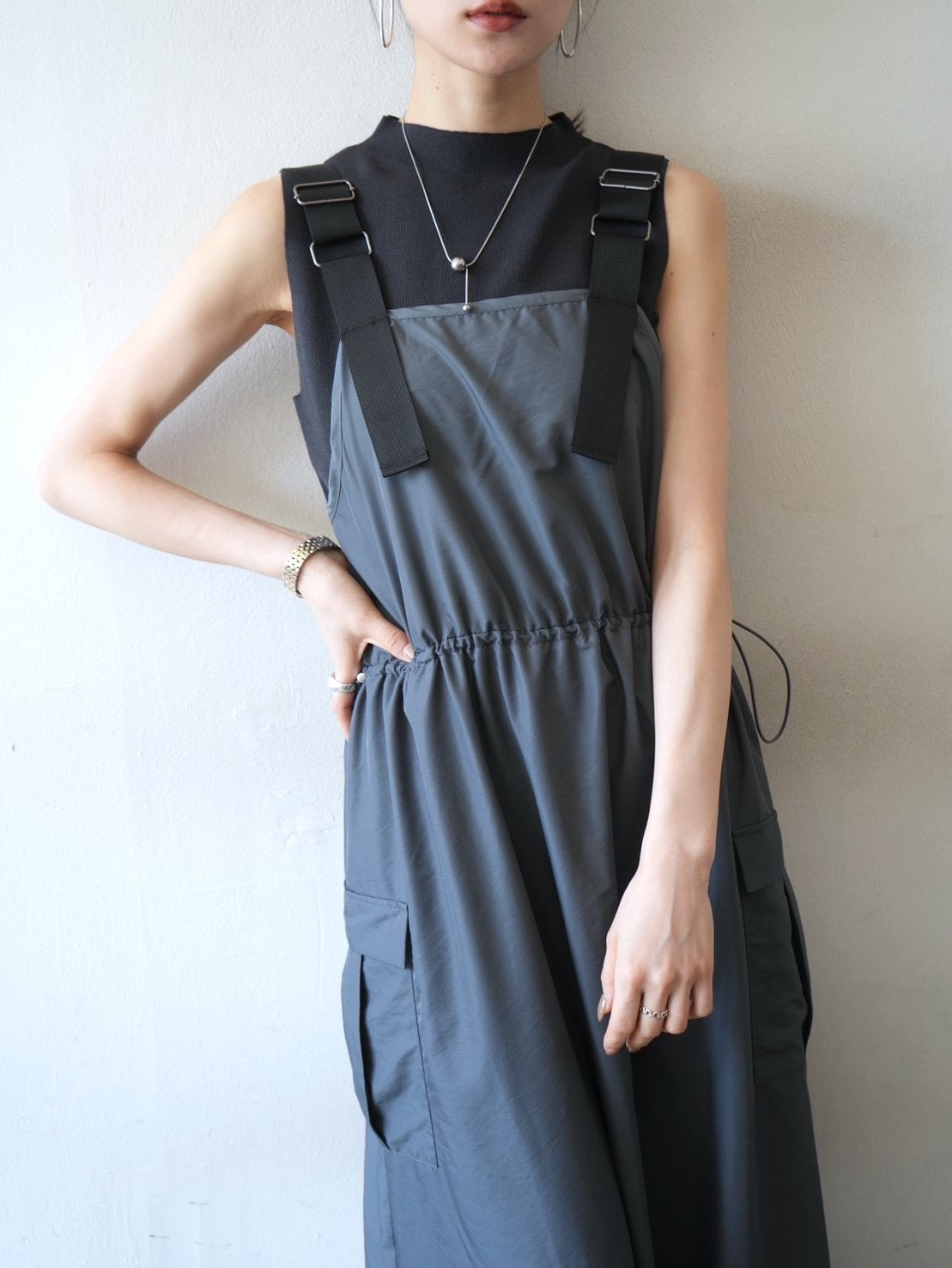 予約]ナイロンウエストギャザーワンピース/チャコール – Lumier