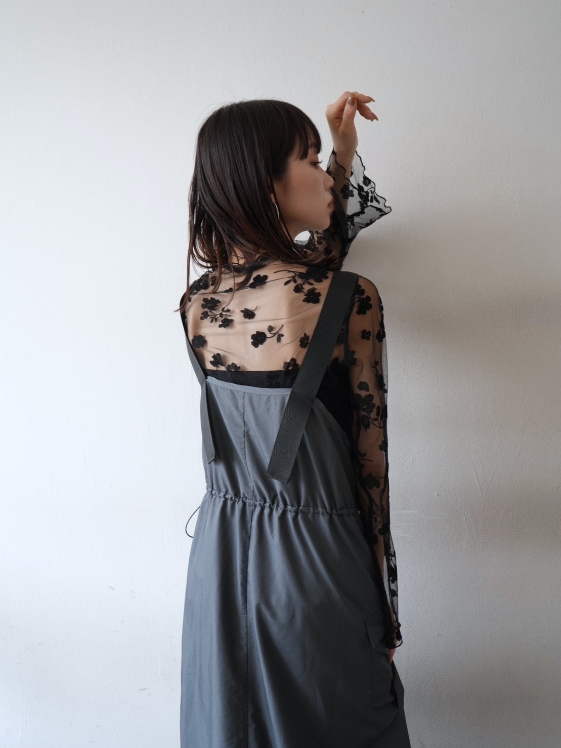 予約]ナイロンウエストギャザーワンピース/チャコール – Lumier