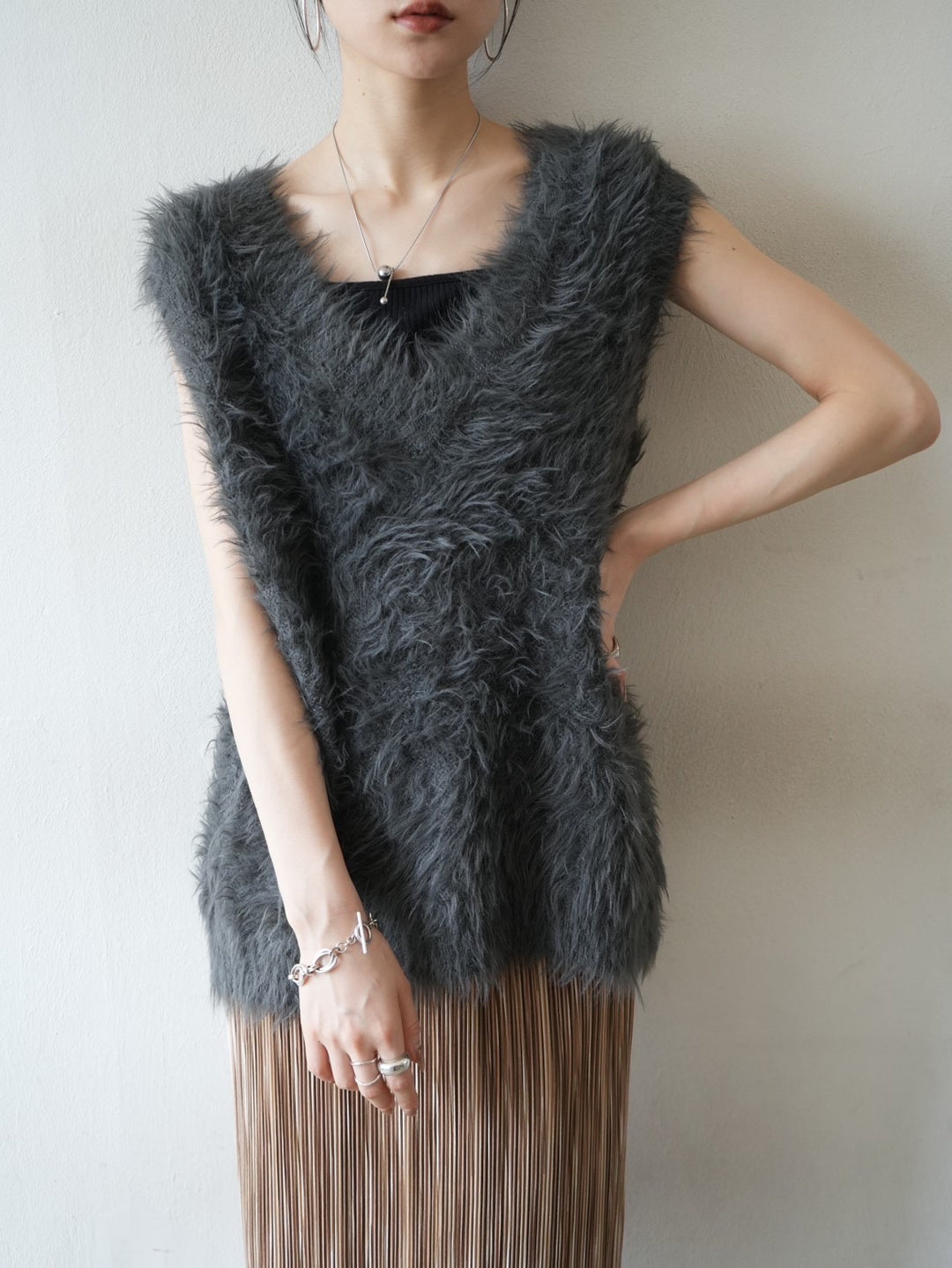 [Pre-order] V-neck shaggy knit vest/charcoal