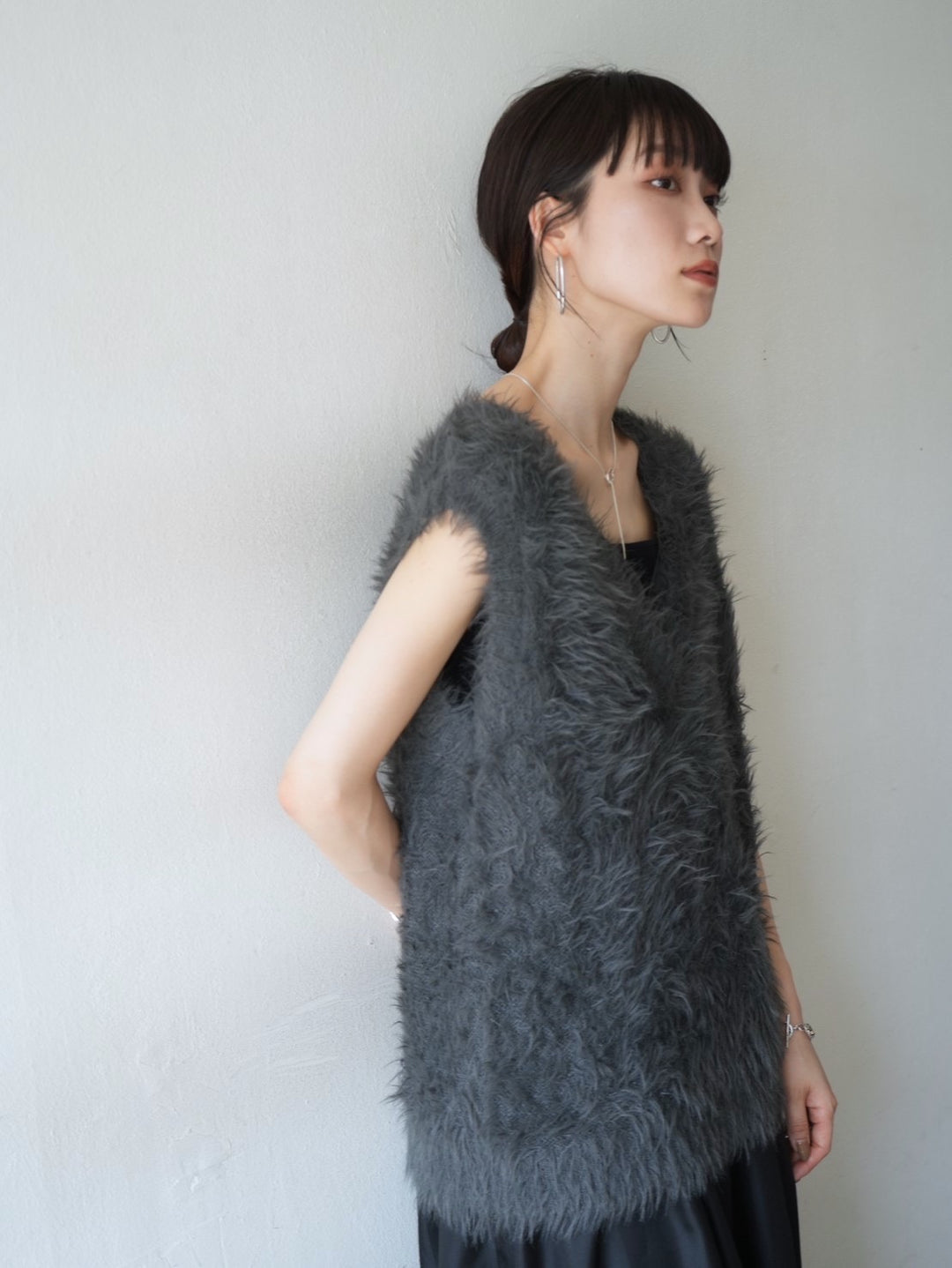 [Pre-order] V-neck shaggy knit vest/charcoal