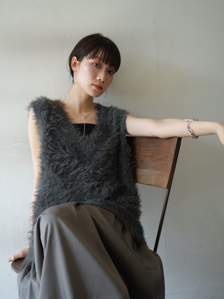 [Pre-order] V-neck shaggy knit vest/charcoal