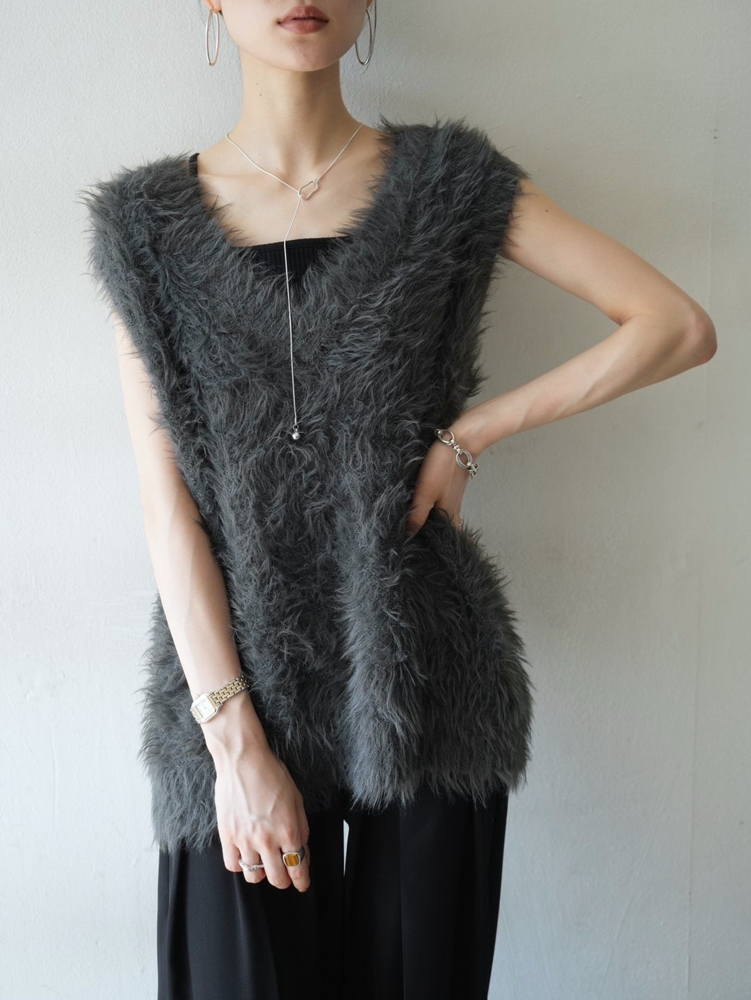 [Pre-order] V-neck shaggy knit vest/charcoal