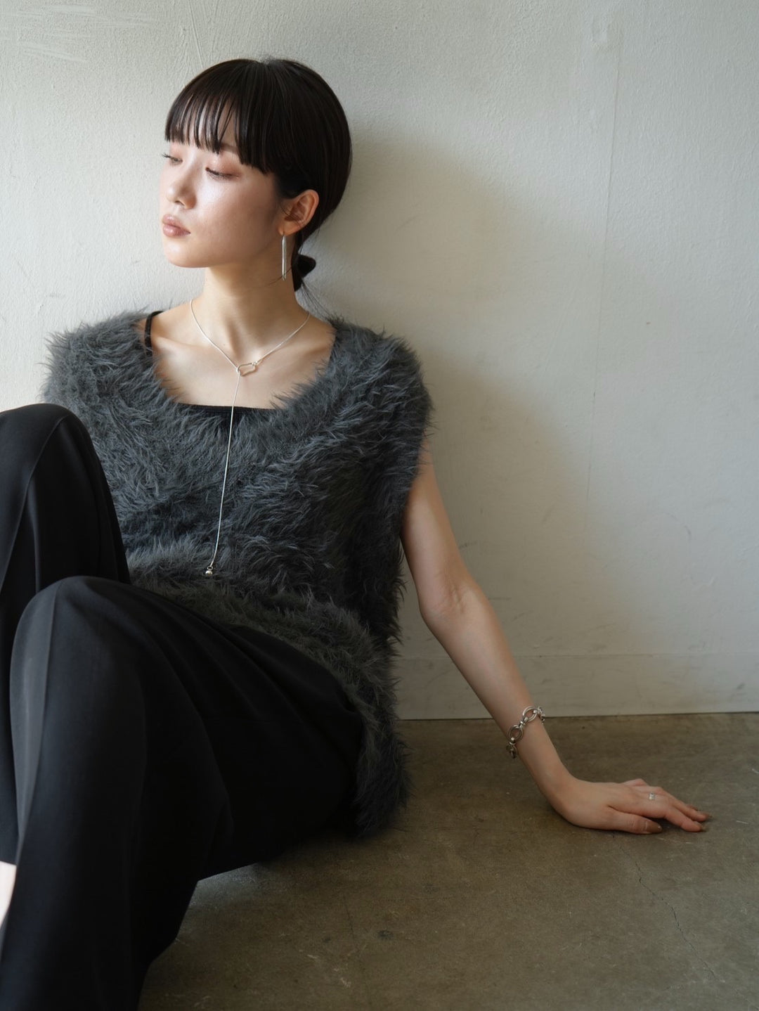 [Pre-order] V-neck shaggy knit vest/charcoal