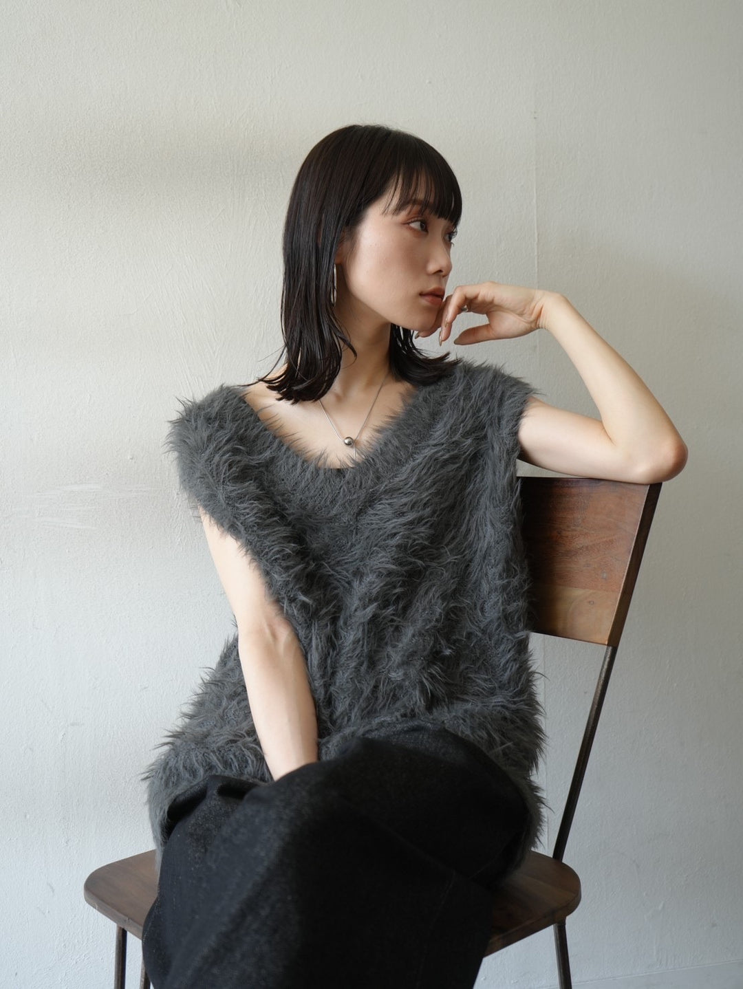 [Pre-order] V-neck shaggy knit vest/charcoal