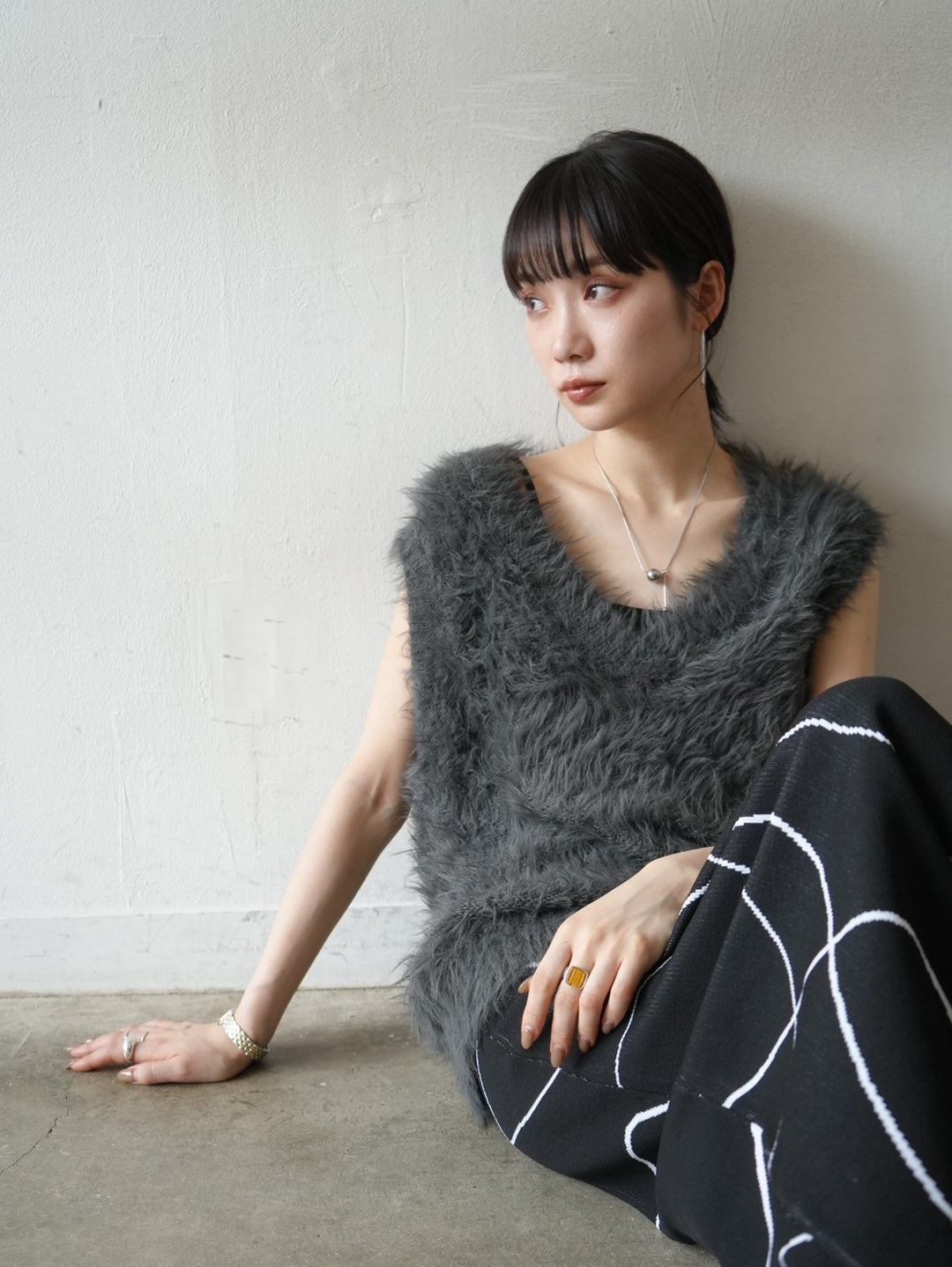 [Pre-order] V-neck shaggy knit vest/charcoal