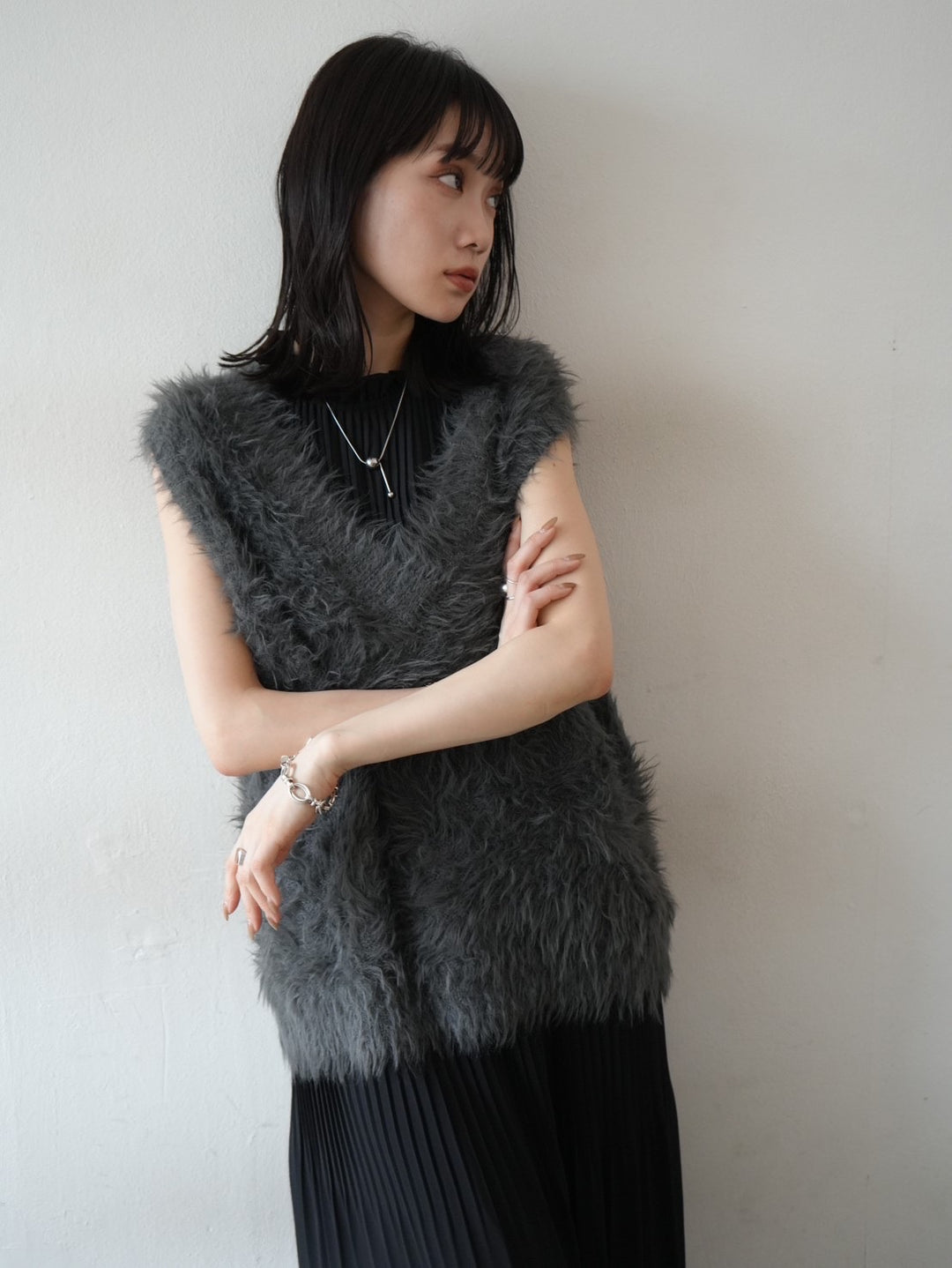 [Pre-order] V-neck shaggy knit vest/charcoal