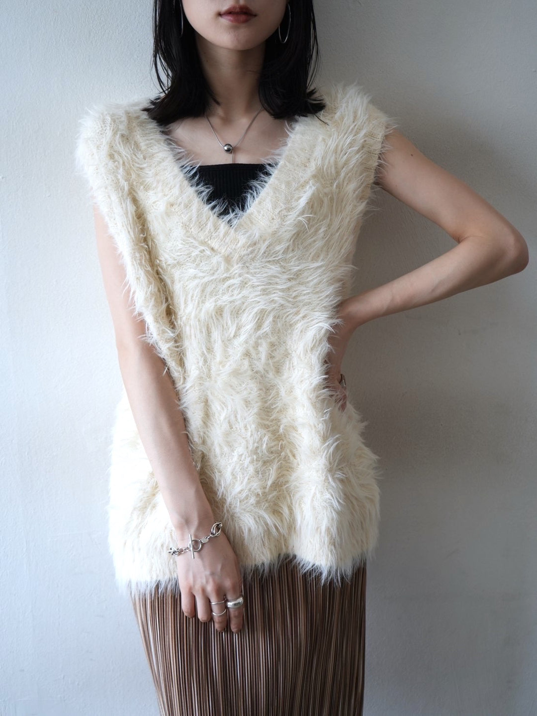 [Pre-order] V-neck shaggy knit vest/ivory