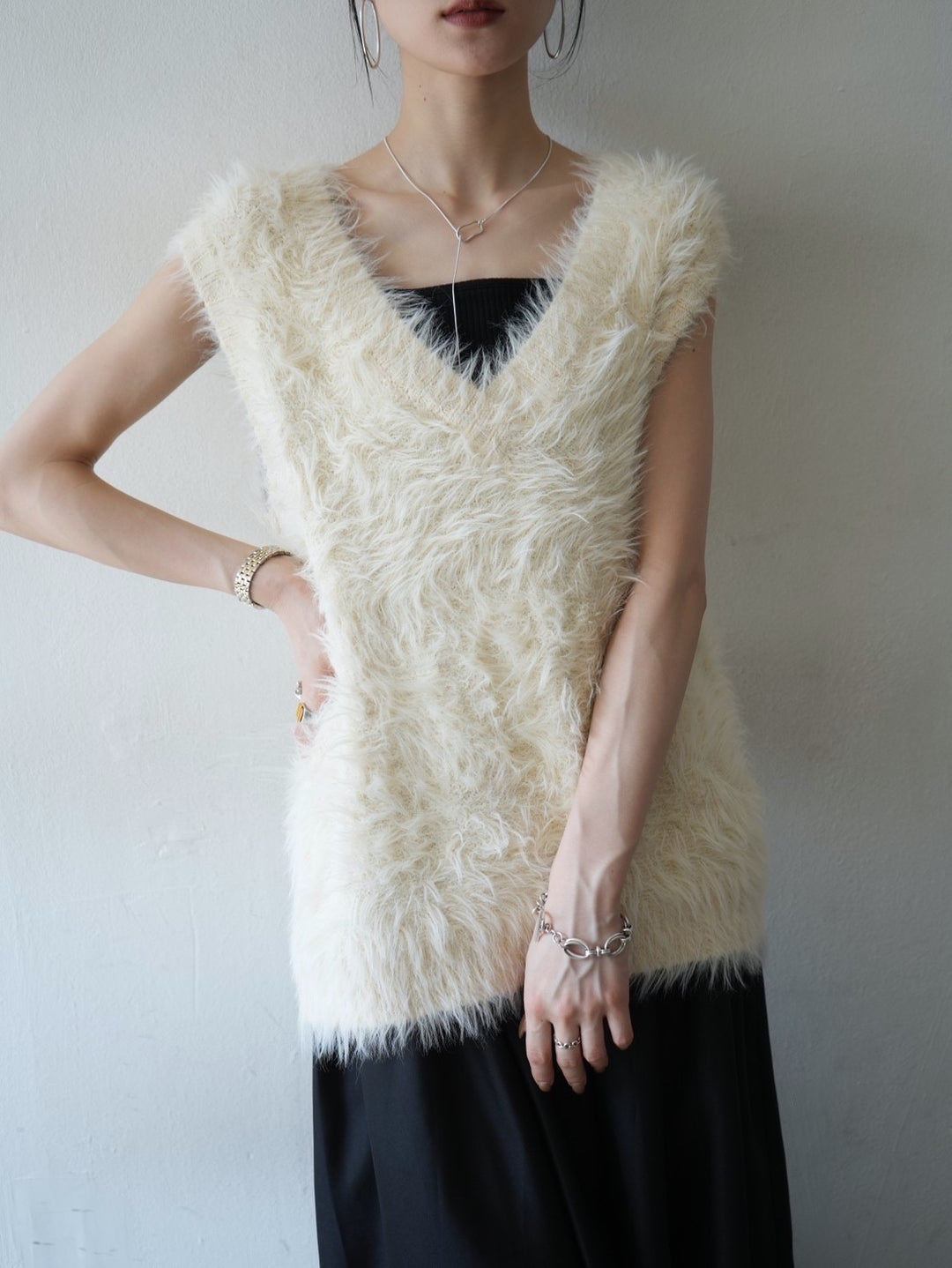 [Pre-order] V-neck shaggy knit vest/ivory