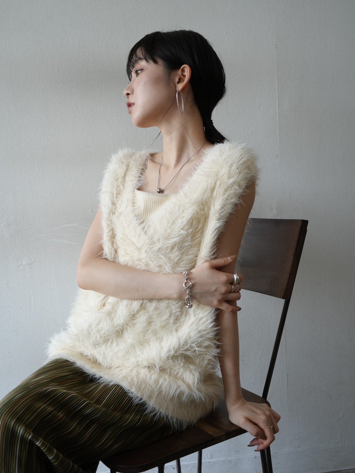 [Pre-order] V-neck shaggy knit vest/ivory