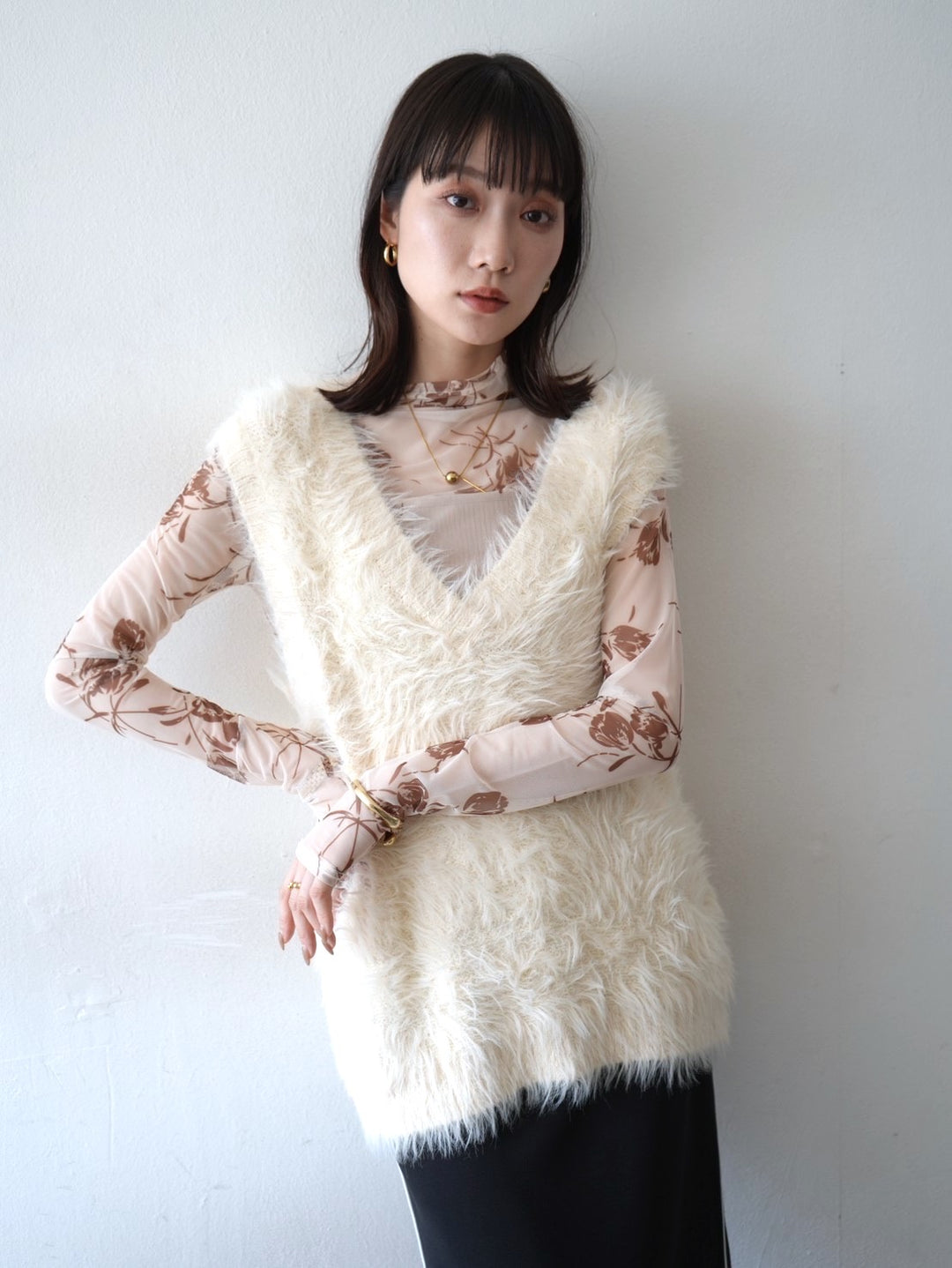 [Pre-order] V-neck shaggy knit vest/ivory