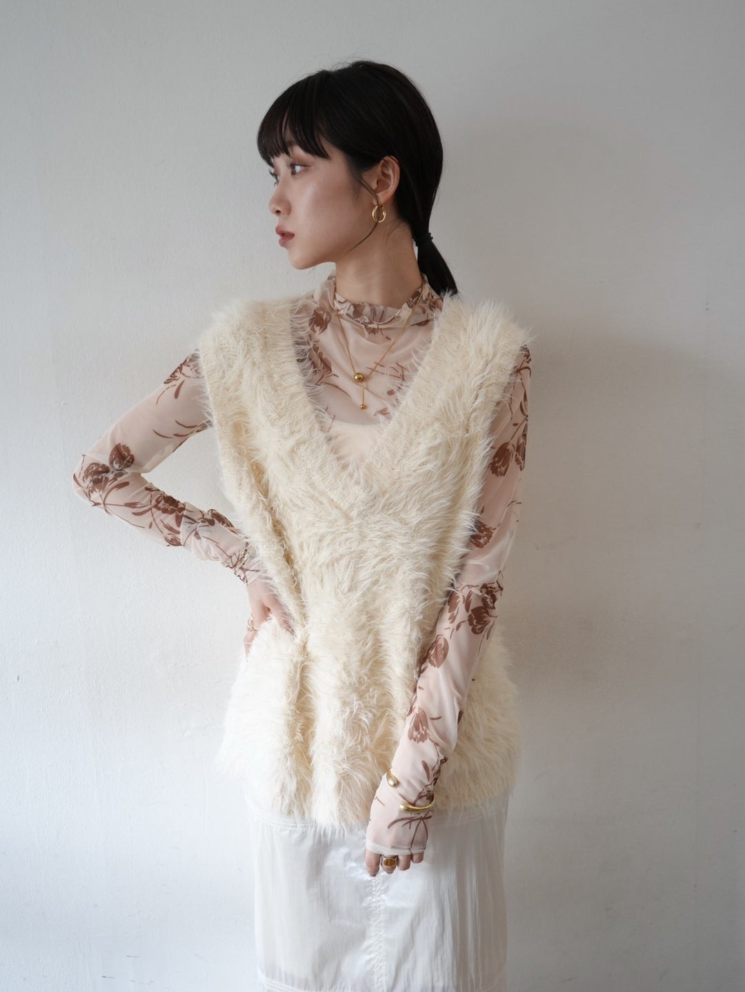 [Pre-order] V-neck shaggy knit vest/ivory