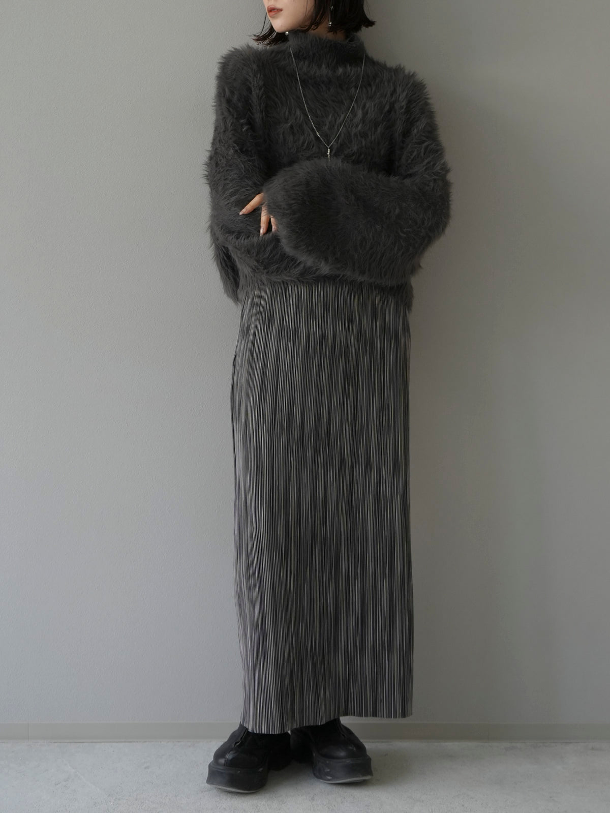 予約]ハイネックボリュームスリーブシャギーニット/チャコール – Lumier