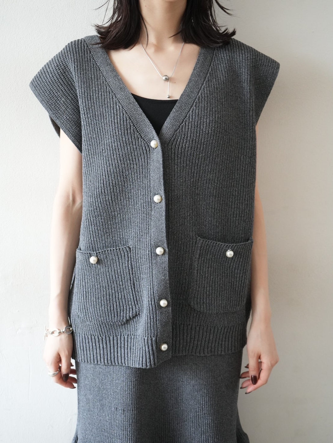 [Pre-order] Pearl design polyester knit vest/charcoal