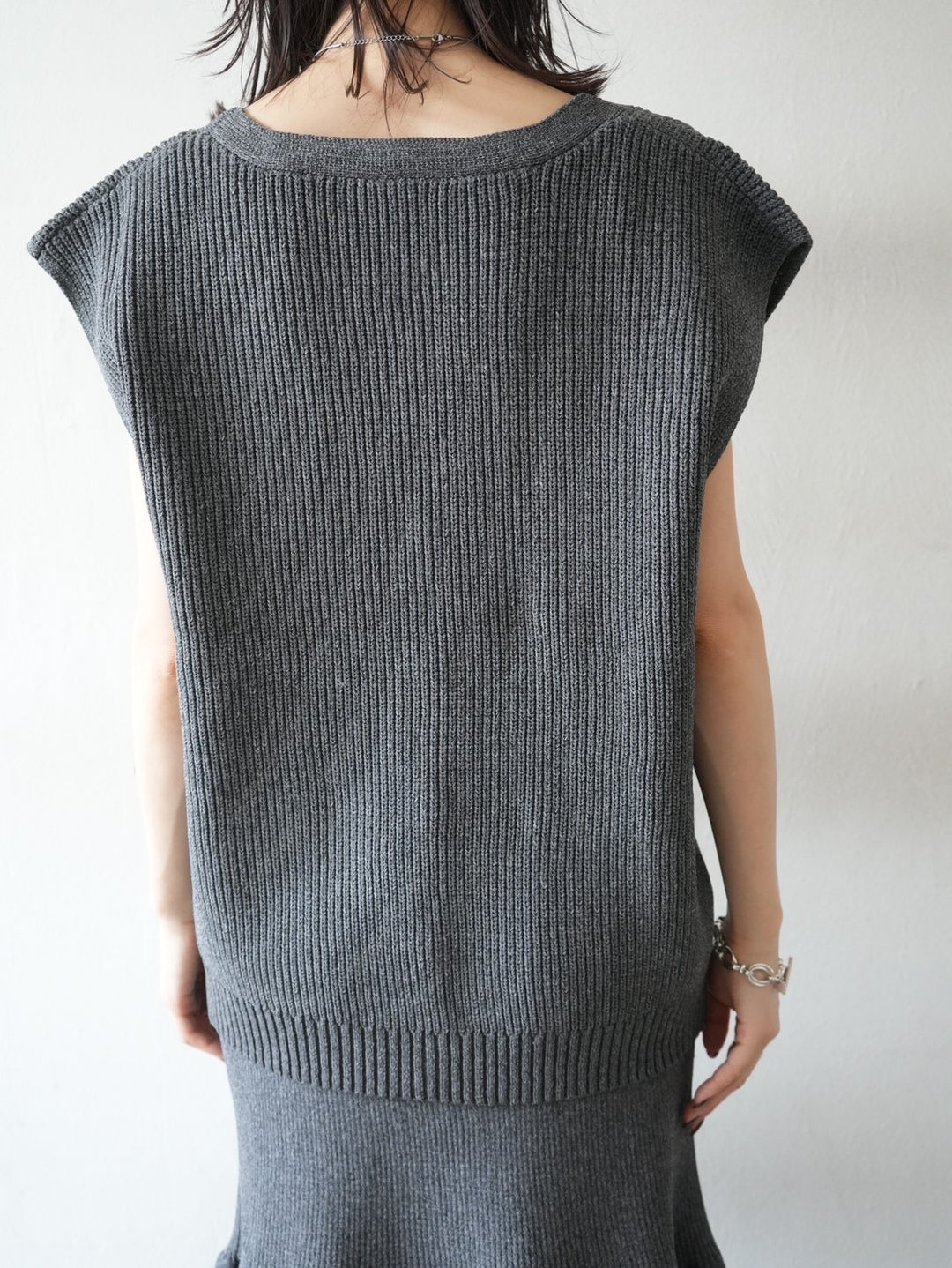 [Pre-order] Pearl design polyester knit vest/charcoal