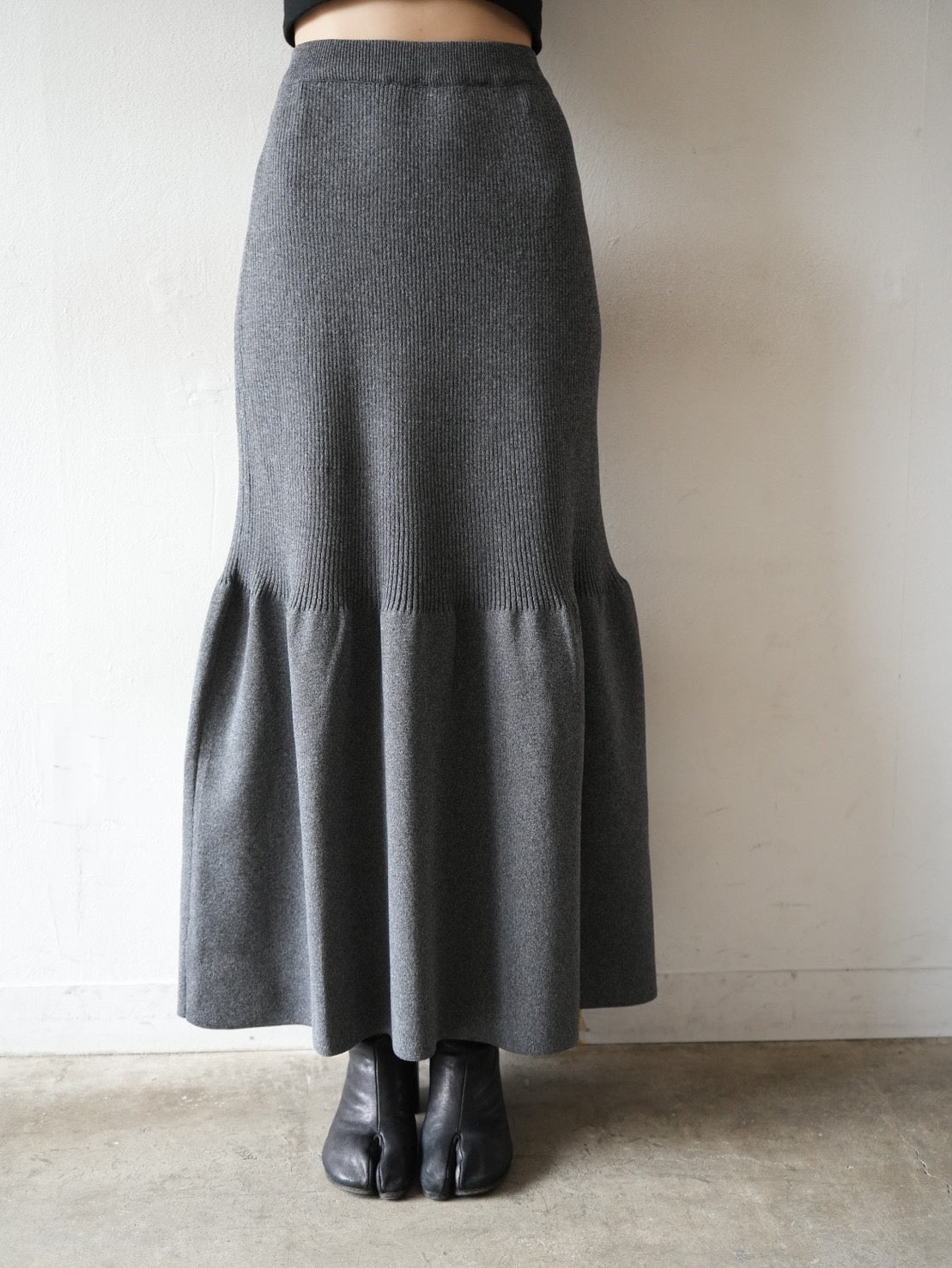 予約]マーメイドポリエステルニットスカート/チャコール – Lumier