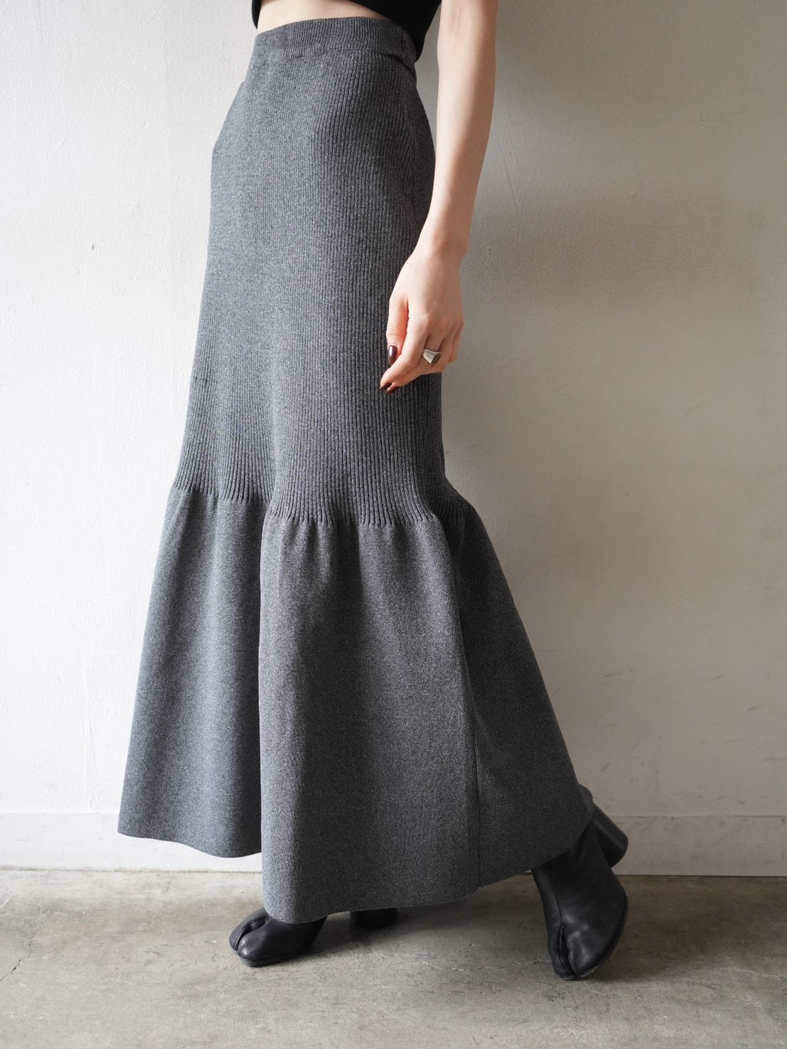 予約]マーメイドポリエステルニットスカート/チャコール – Lumier