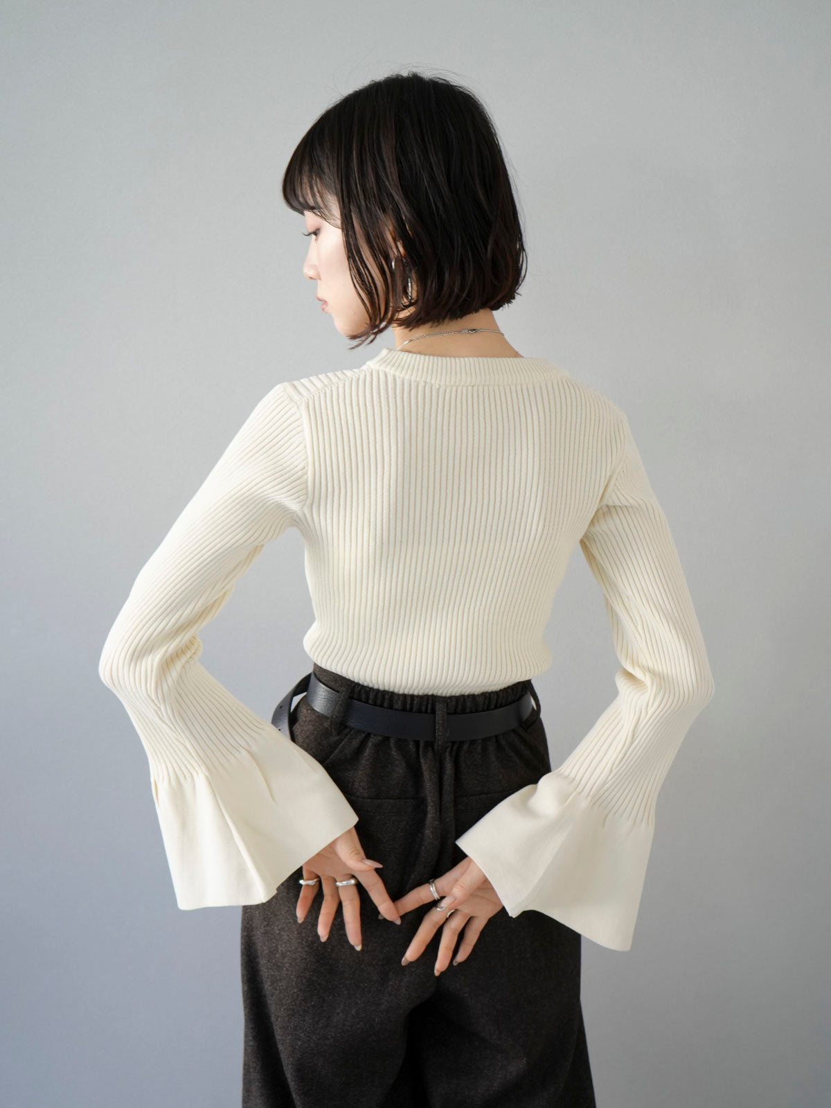 予約]フレアスリーブポリエステルリブニットトップス/アイボリー – Lumier