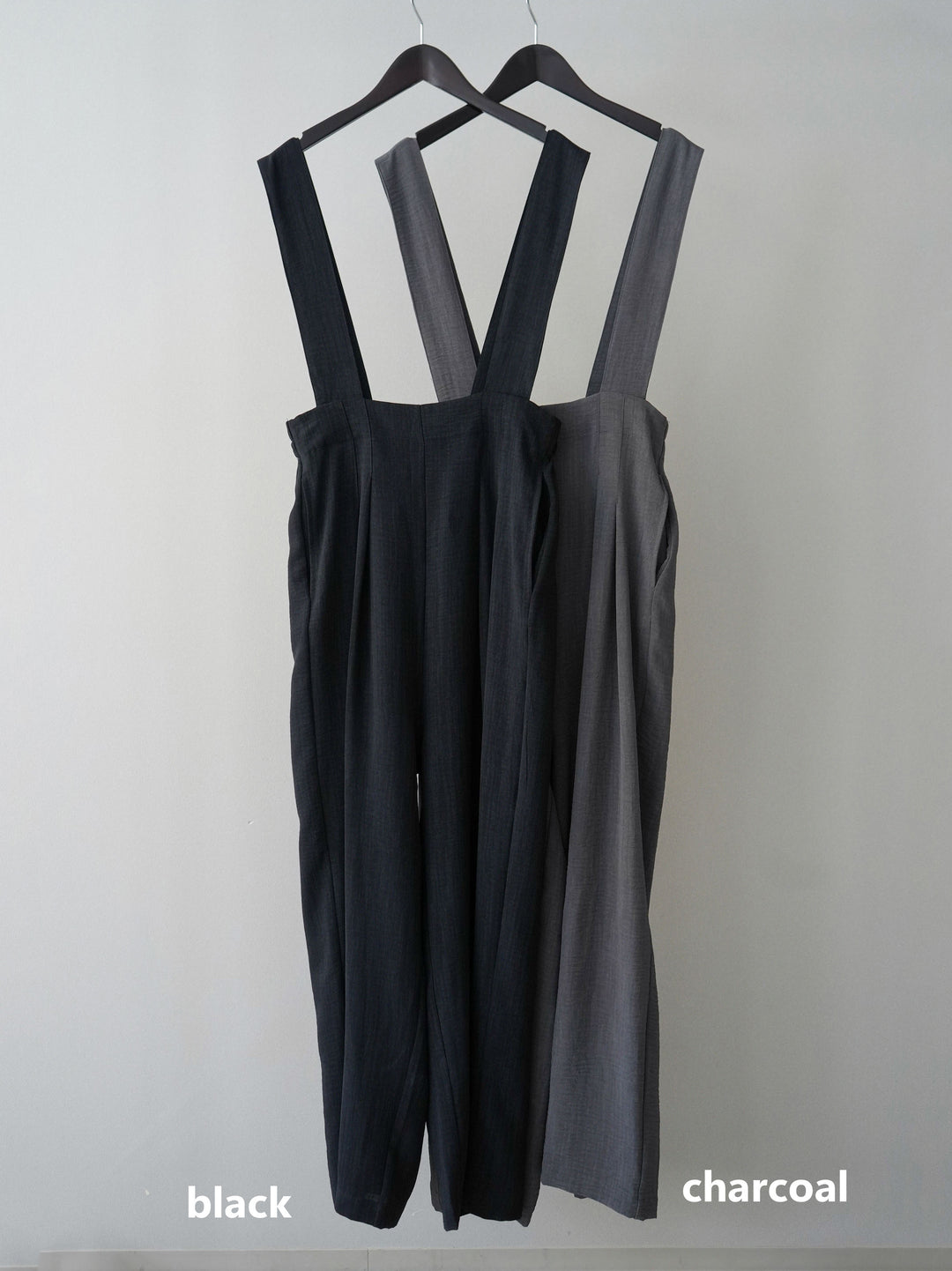 [SET]サイドギャザーレーストップス+シボ加工ハイウエストタックサロペット(2set)