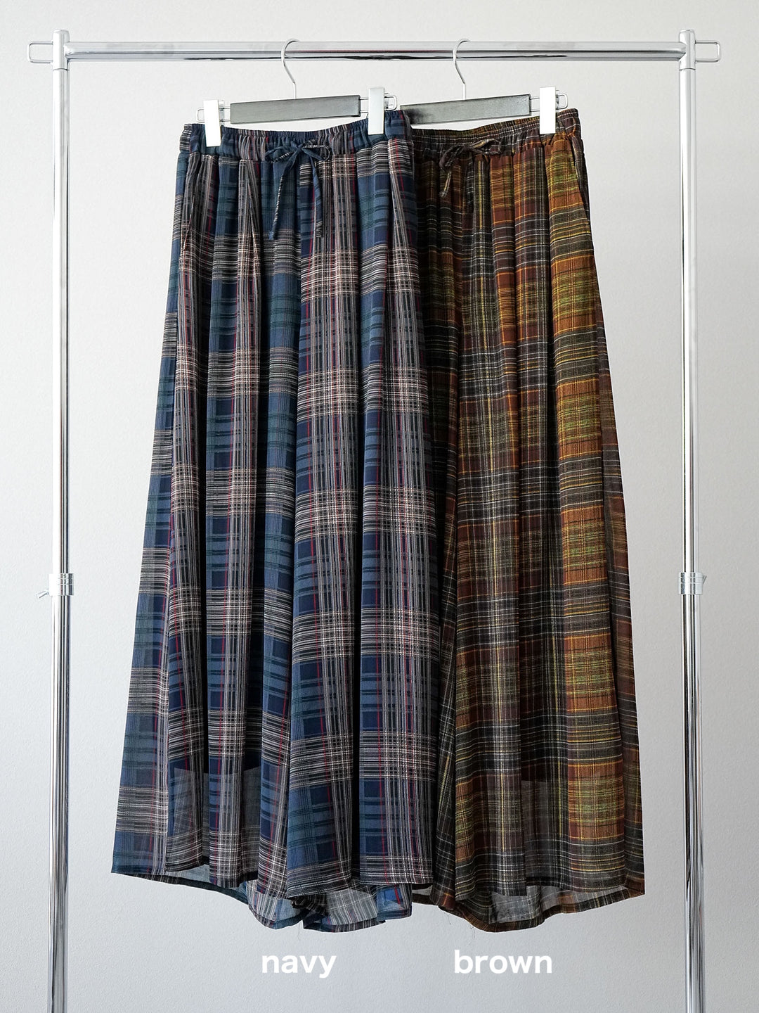 [套裝] 不同材質金屬標誌刺繡 x 印花T卹 + 透視格紋寬鬆褲（2 件套）