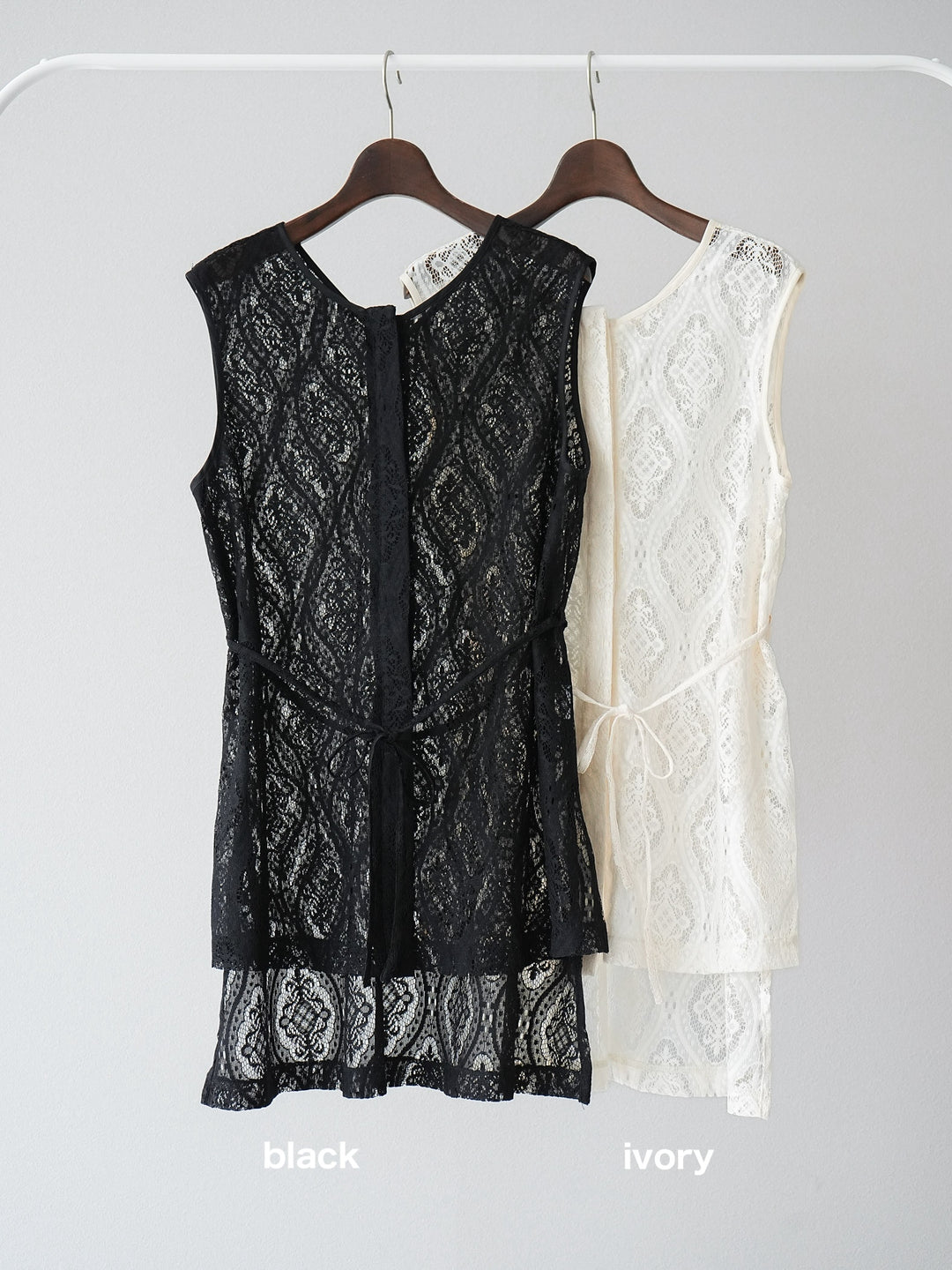 [SET] 緞面滾邊蕾絲無袖上衣 + 蕾絲疊穿休閒褲 (2件套)