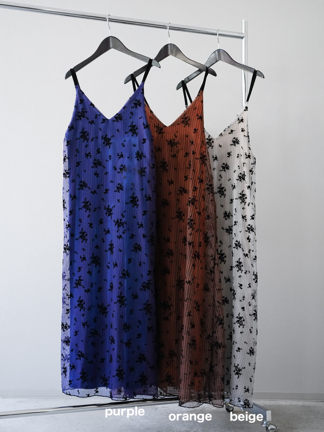 [SET]フロッキーチュールレイヤードベロアキャミワンピース+カップ付きバッククロスキャミソール(2set)