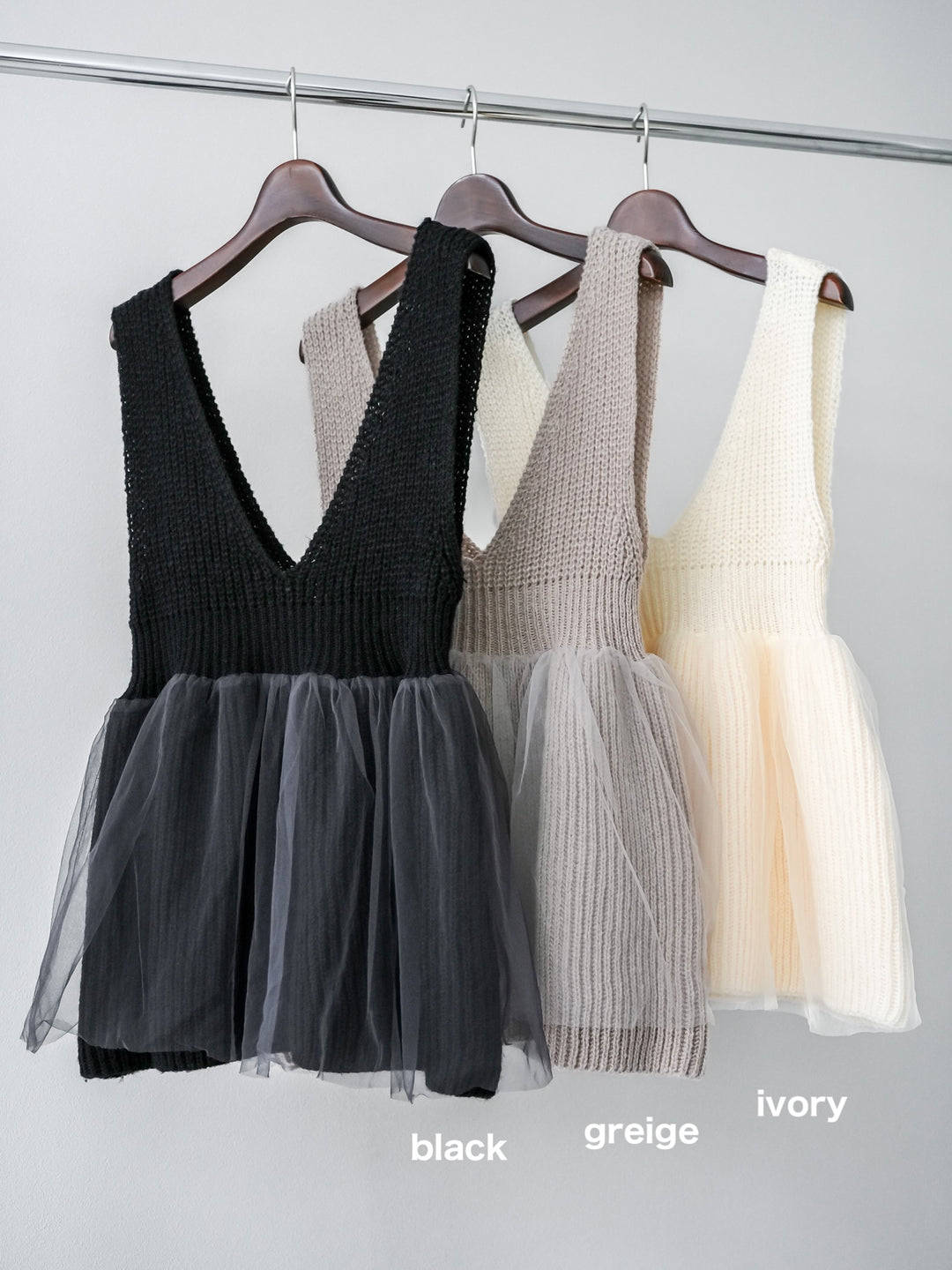 [SET] 薄紗層疊荷葉邊針織背心 + 兩用設計運動褲（2 件組）