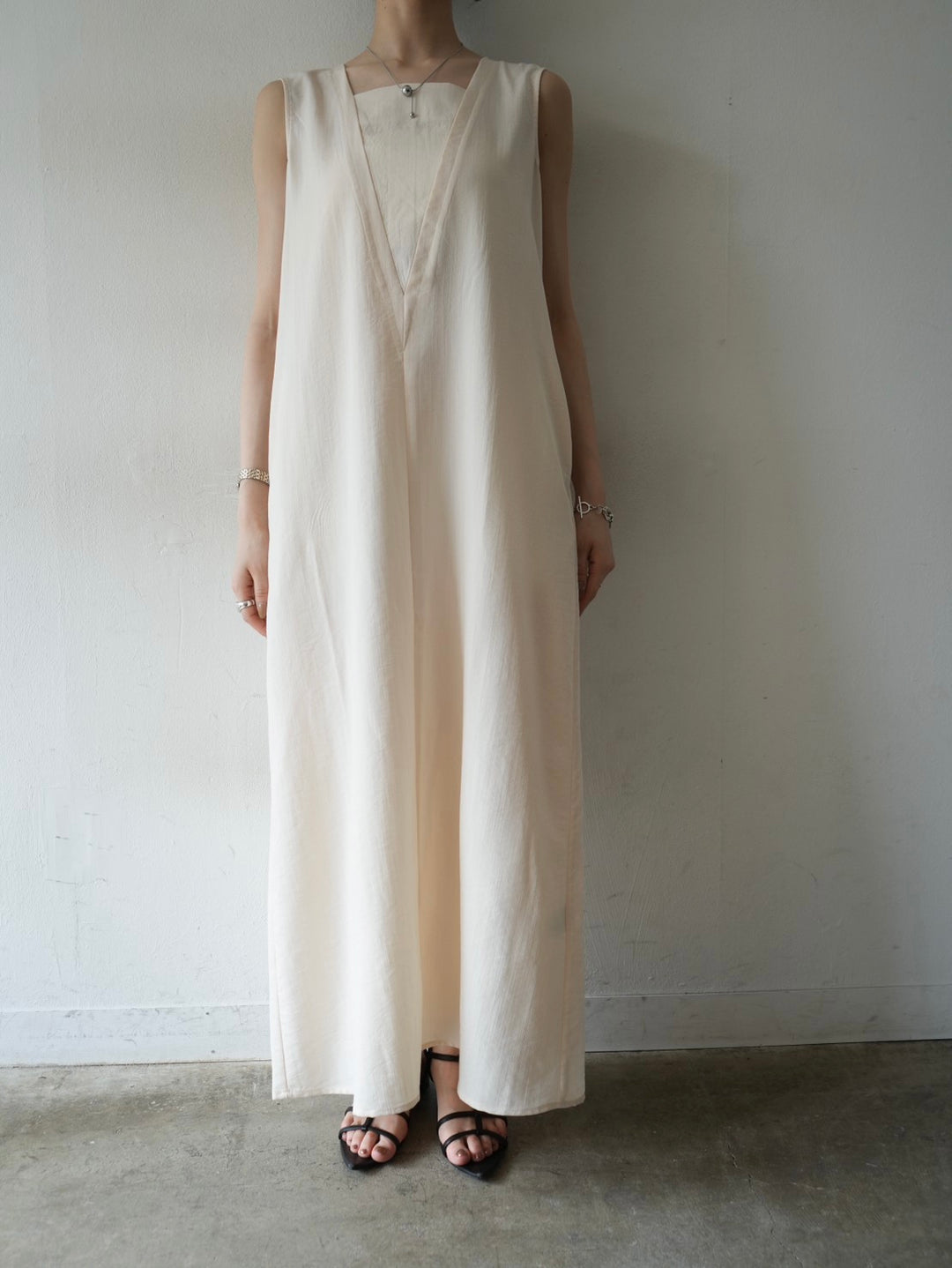 [Pre-order] Linen-like back button design dress/ivory