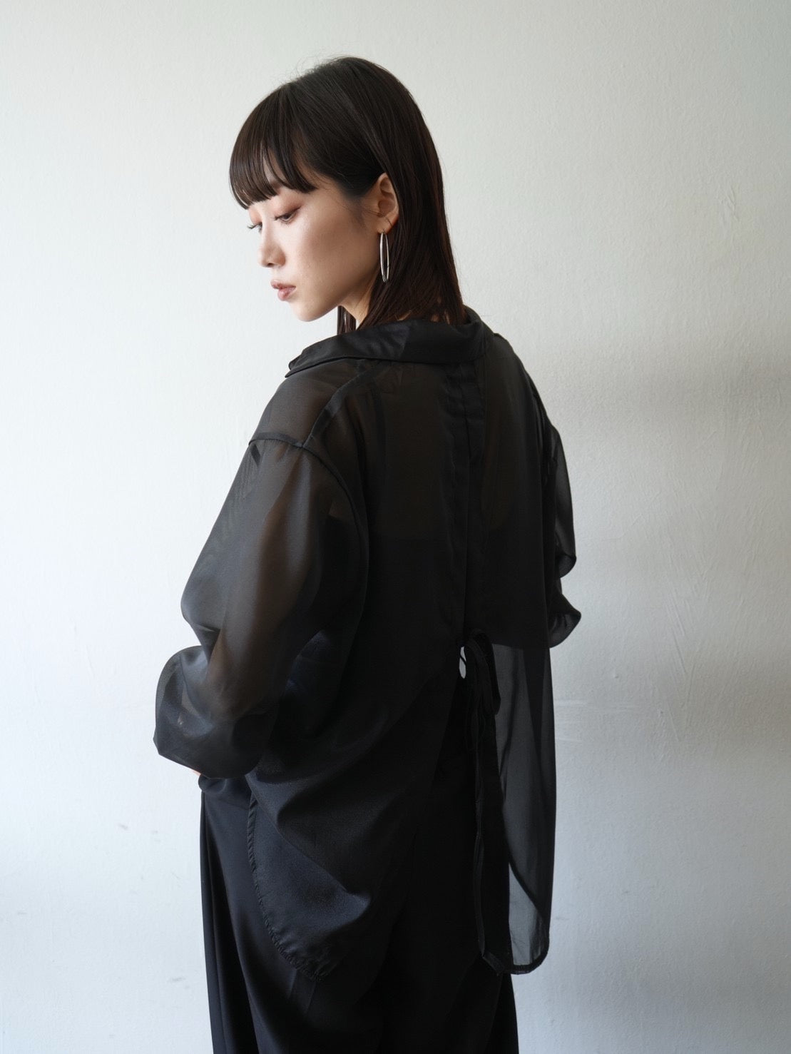 予約]バックオープンシアーシャツ/ブラック – Lumier