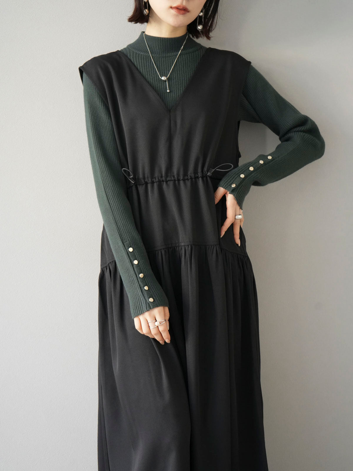 予約]Vネックドロストティアードワンピース/ブラック – Lumier