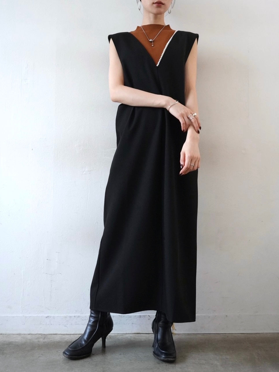 [Pre-order] V-neck pearl dress/black