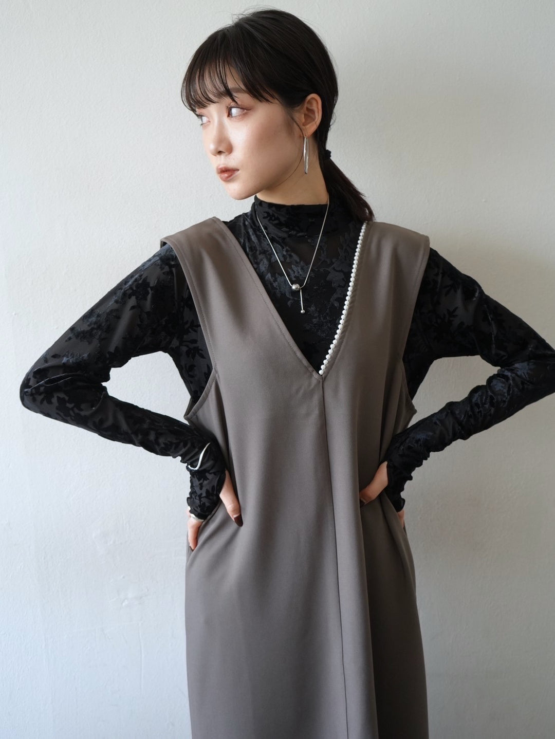 [Pre-order] V-neck pearl dress/mocha