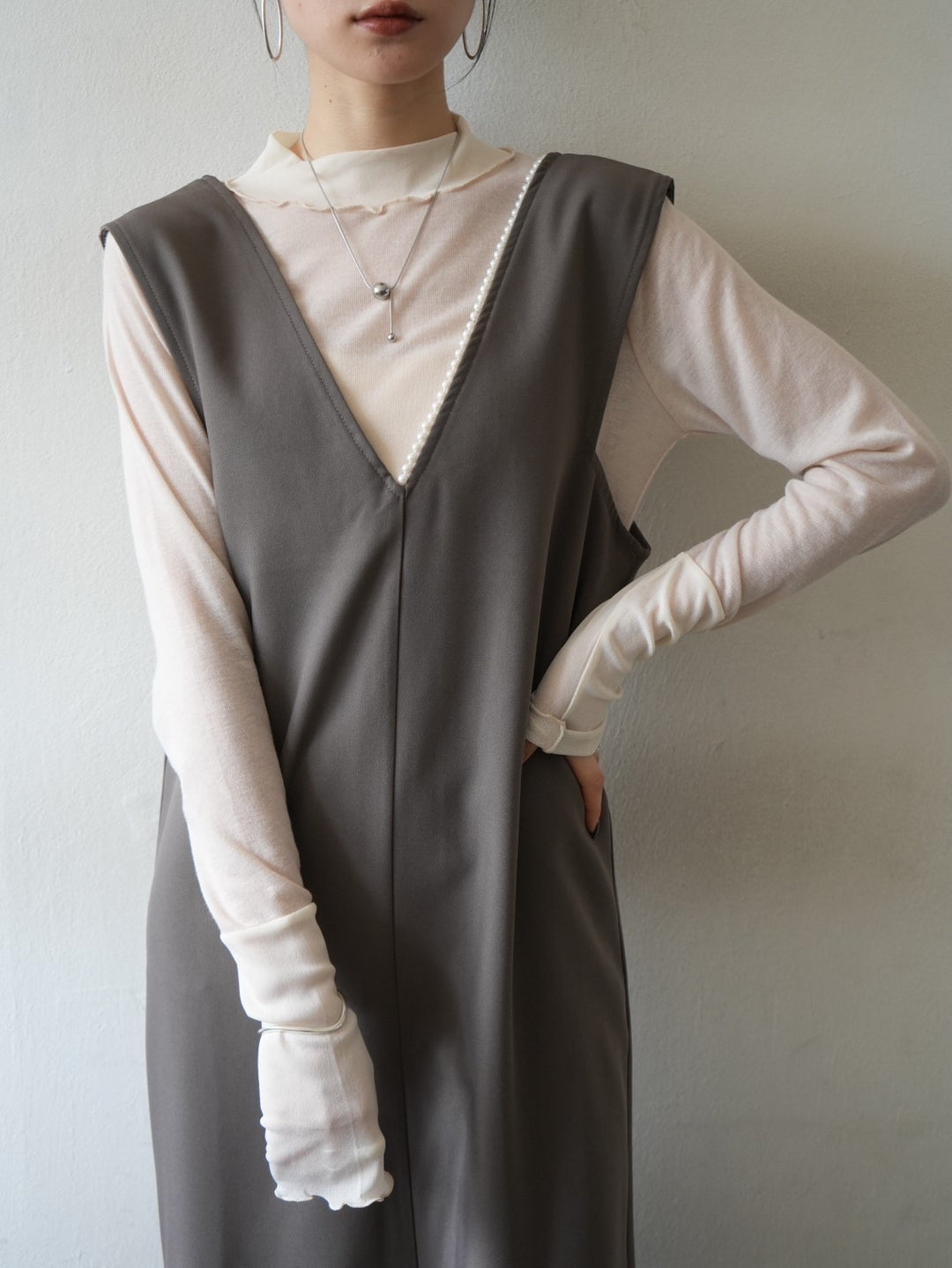 [Pre-order] V-neck pearl dress/mocha