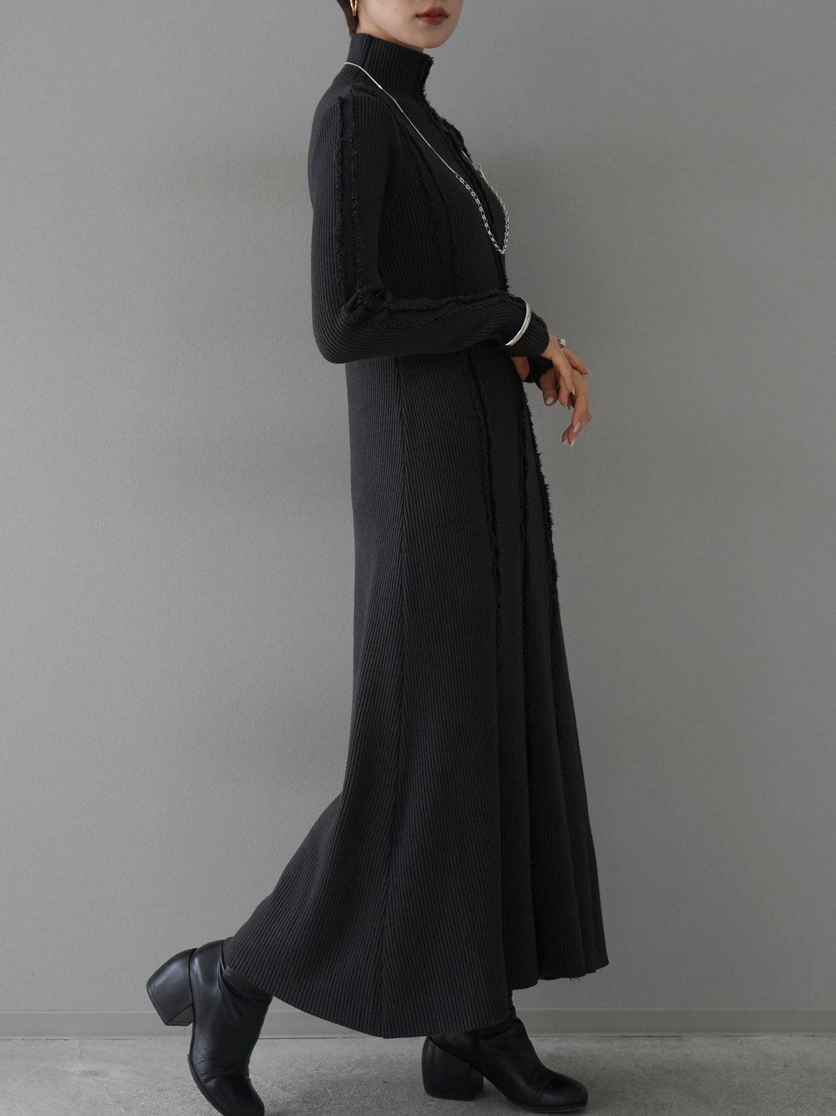 予約]フリンジリブニットワンピース/チャコール – Lumier