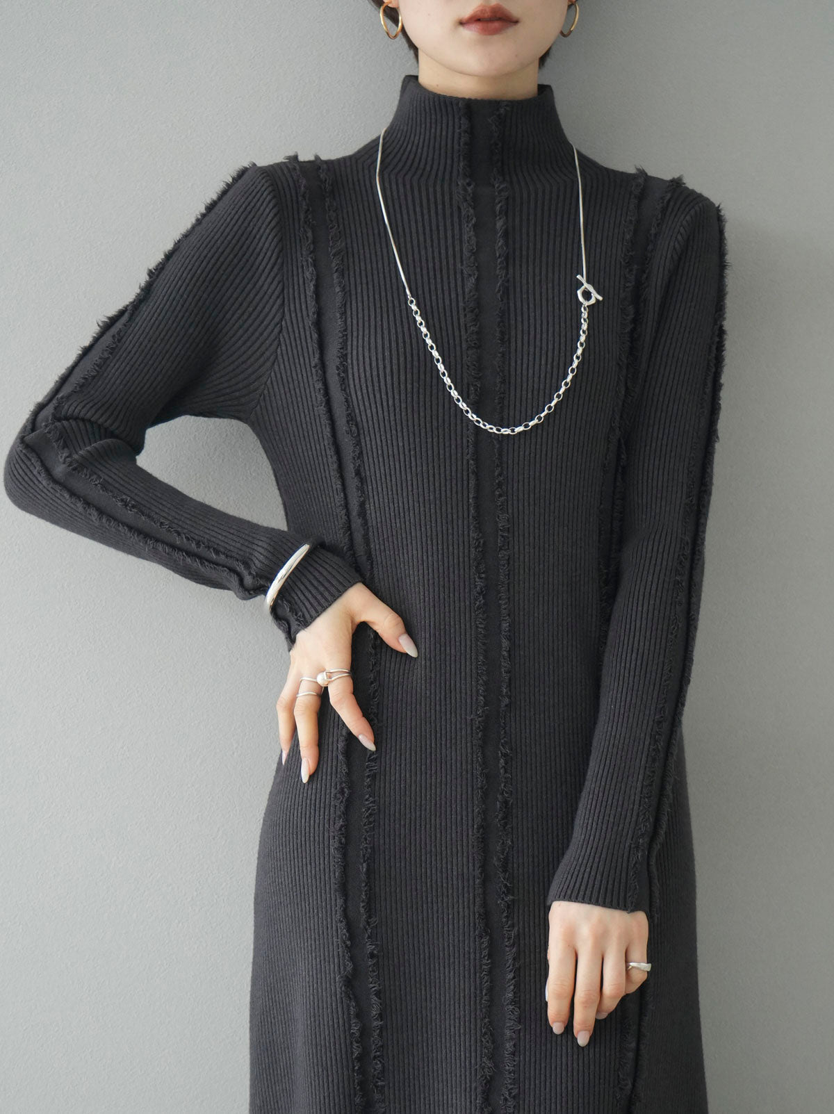予約]フリンジリブニットワンピース/チャコール – Lumier