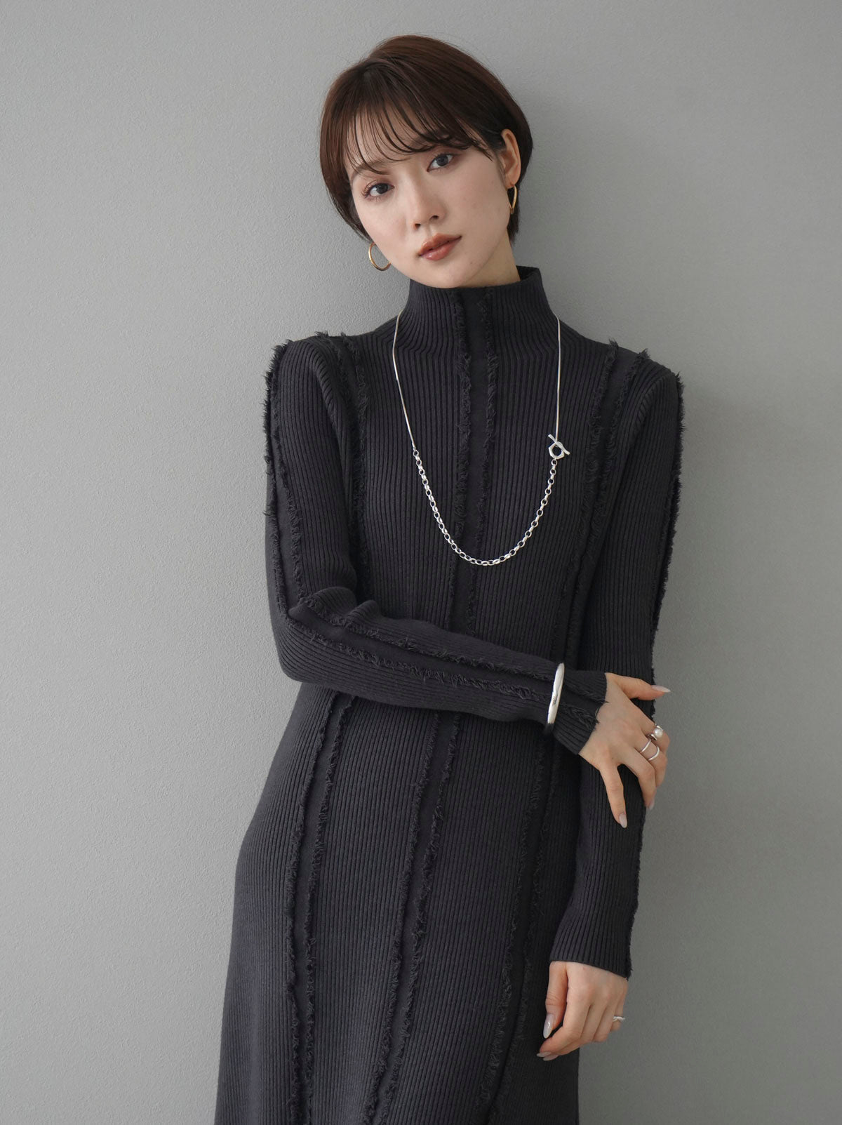 予約]フリンジリブニットワンピース/チャコール – Lumier