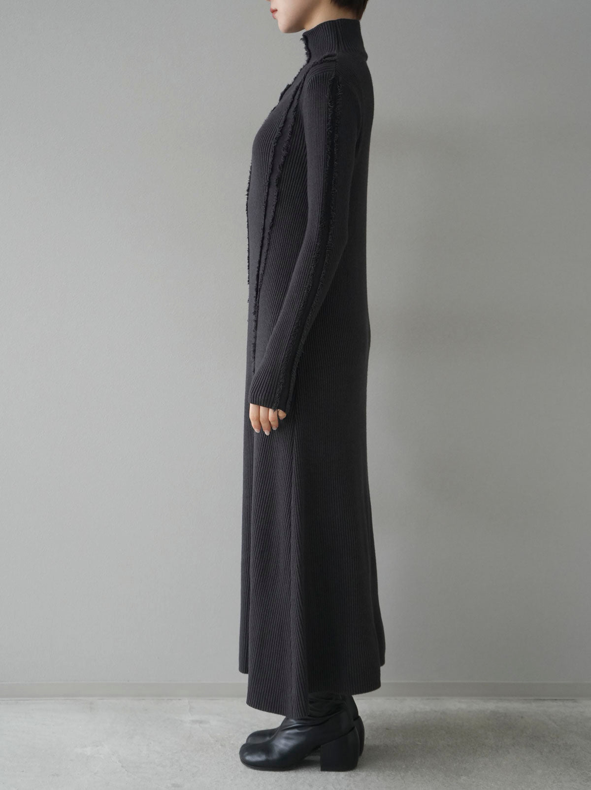 予約]フリンジリブニットワンピース/チャコール – Lumier