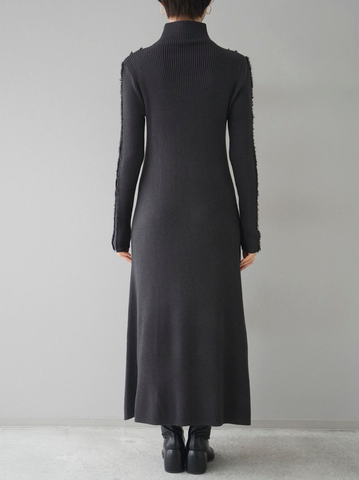 予約]フリンジリブニットワンピース/チャコール – Lumier