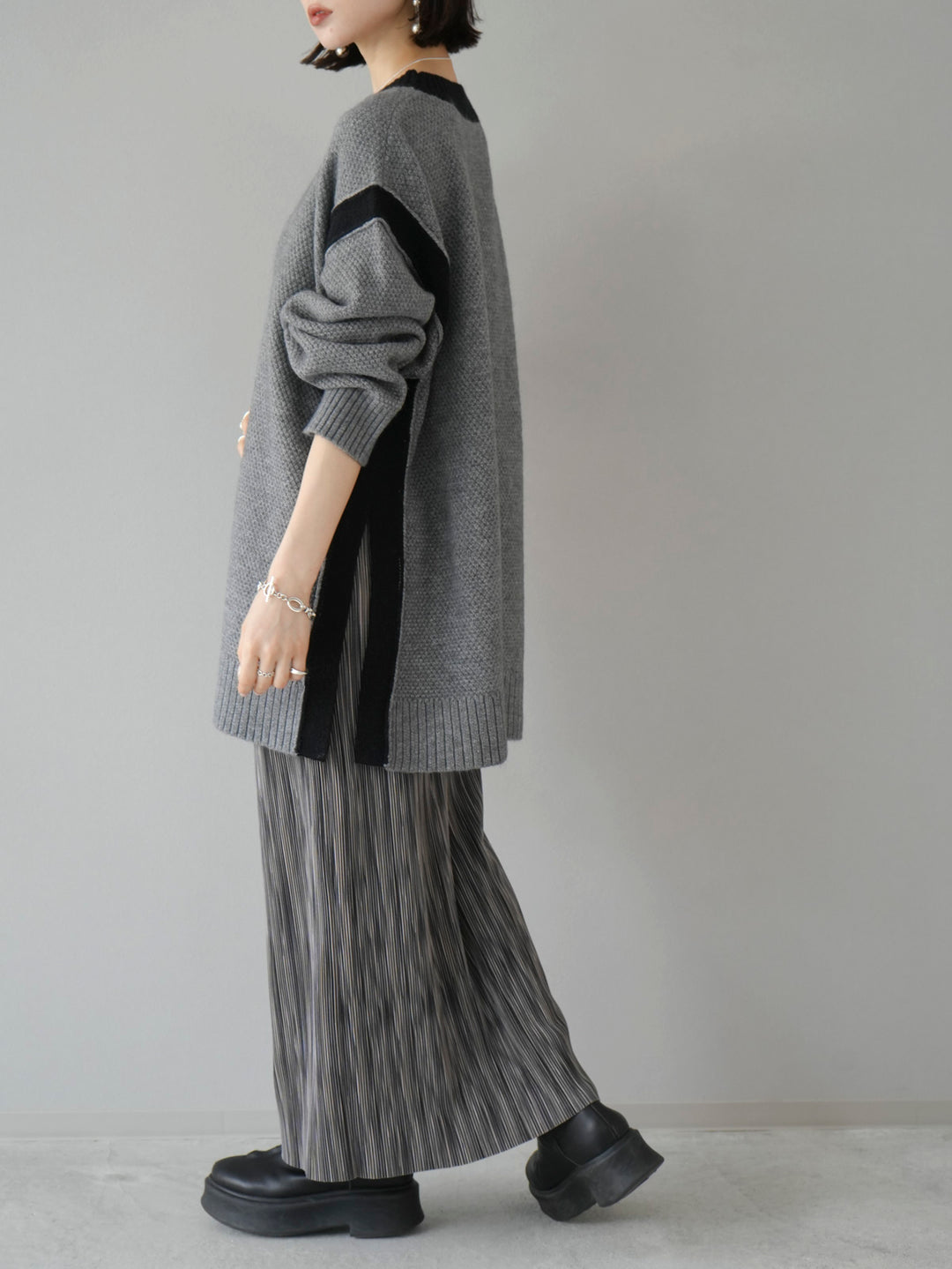 [SET] Side slit bicolor over knit + multicolor I-line pleated skirt (2set)