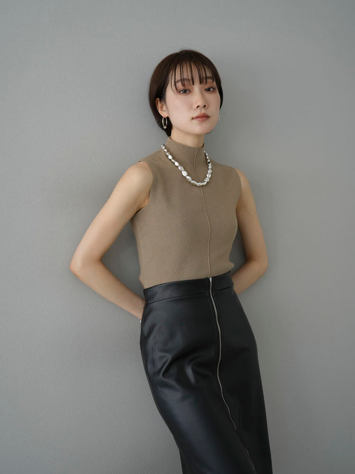 [Pre-order] Petite neck center seam sleeveless knit top/beige