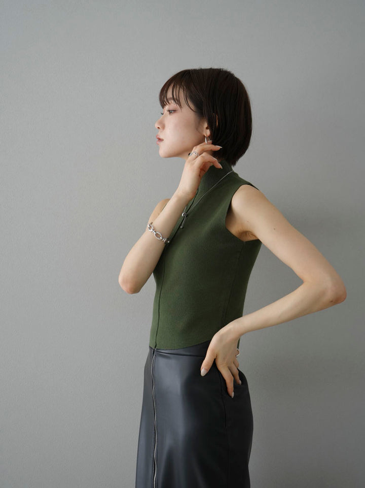 [Pre-order] Petite neck center seam sleeveless knit top/green
