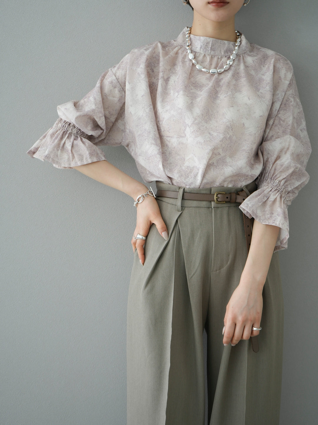 [Pre-order] Nuanced Pattern Candy Sleeve Blouse/Beige