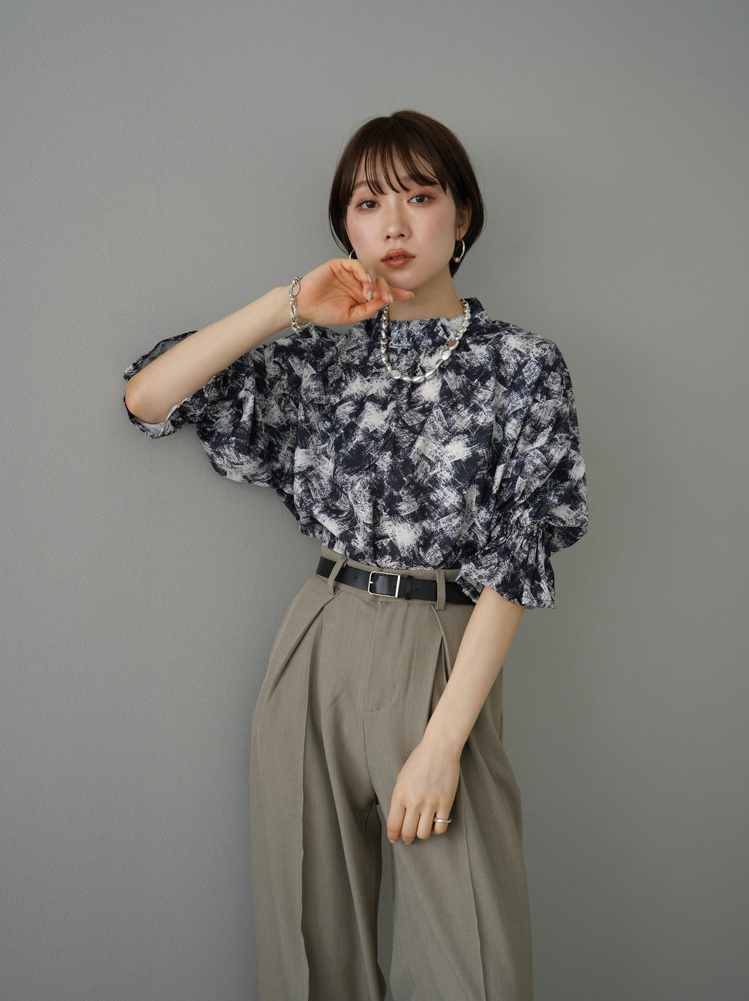 [Pre-order] Nuanced Pattern Candy Sleeve Blouse/Black