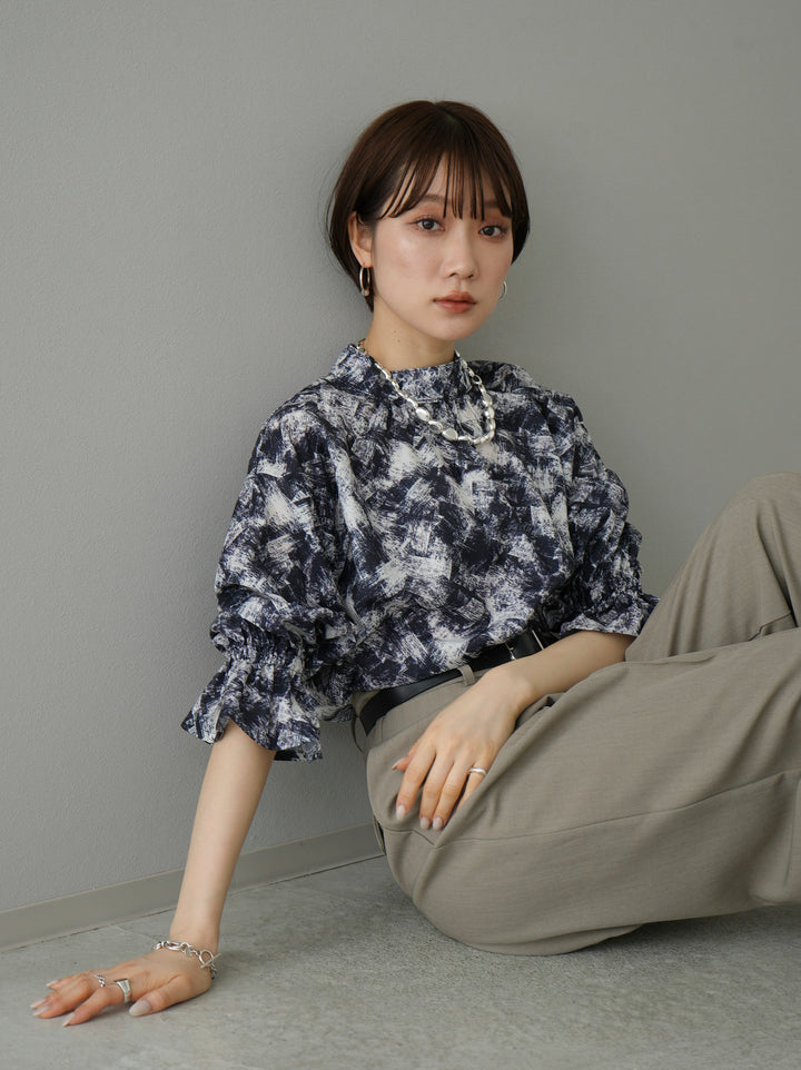 [Pre-order] Nuanced Pattern Candy Sleeve Blouse/Black