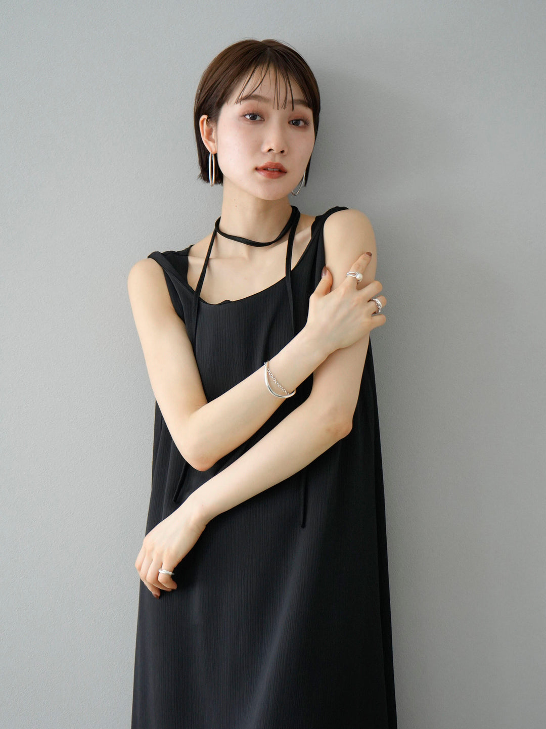 【預訂】扭肩柳緞連身裙/黑色