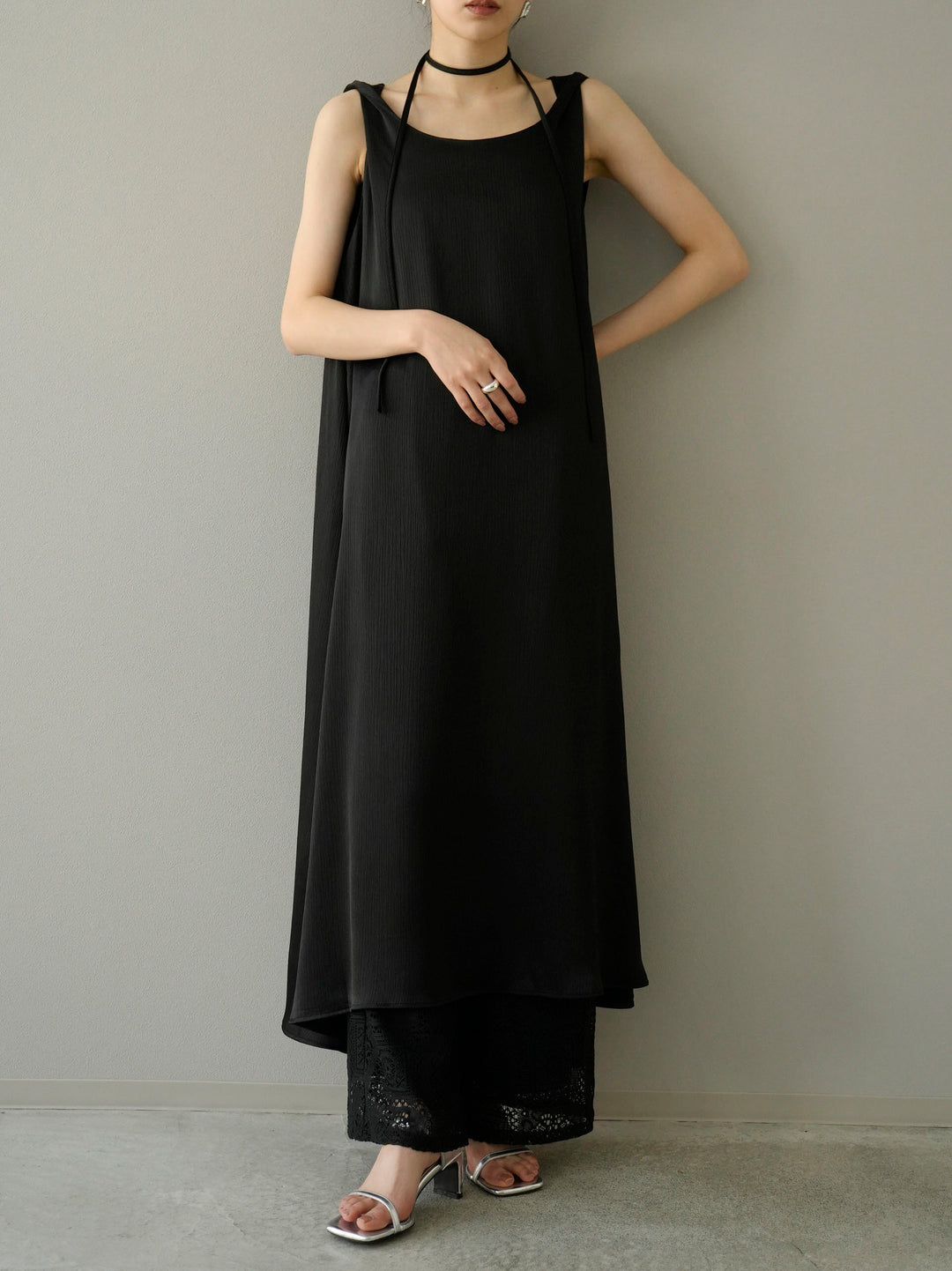 【預訂】扭肩柳緞連身裙/黑色